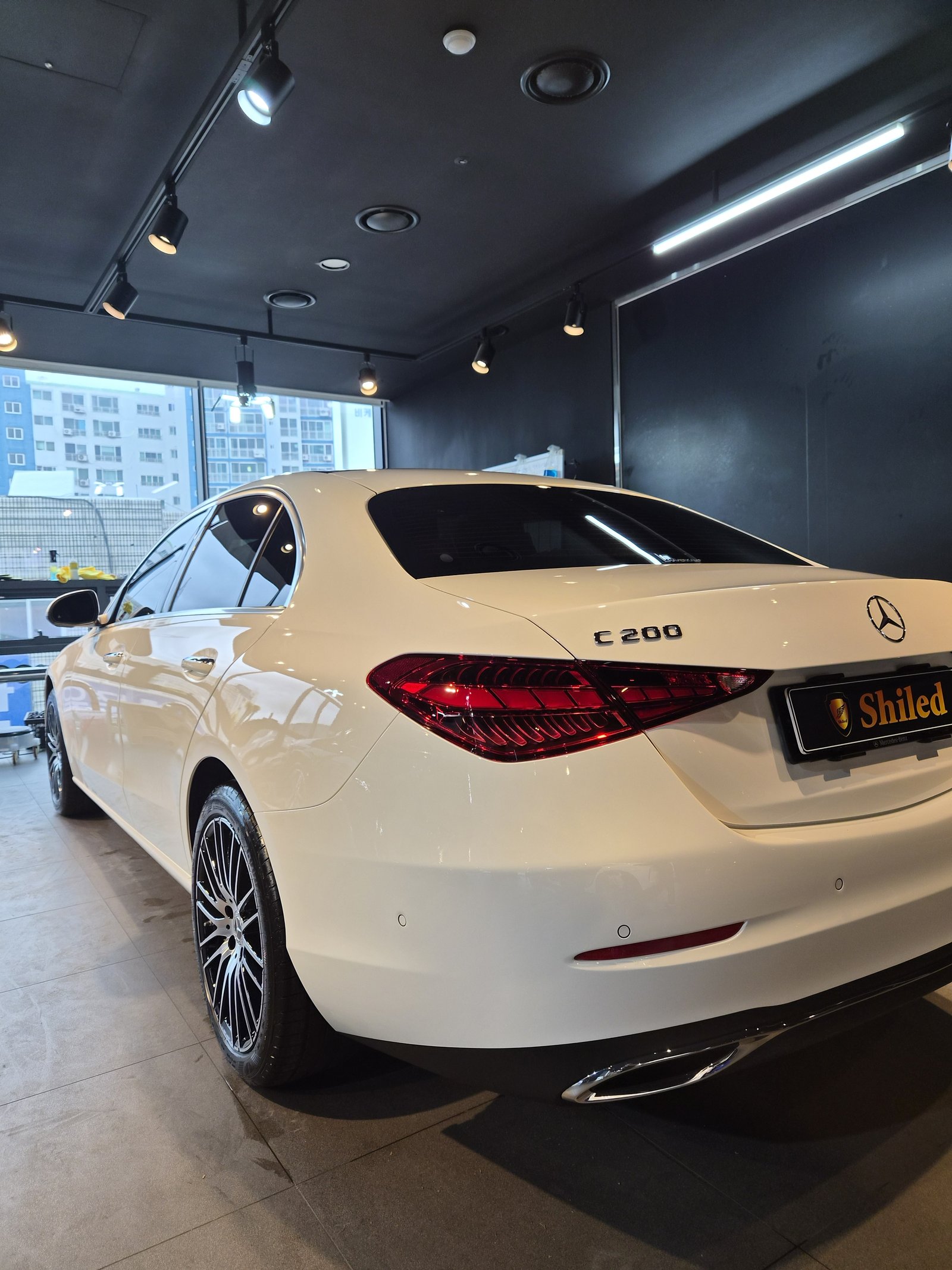 부산 벤츠 유리막코팅 - C200 백색 신차 후측면