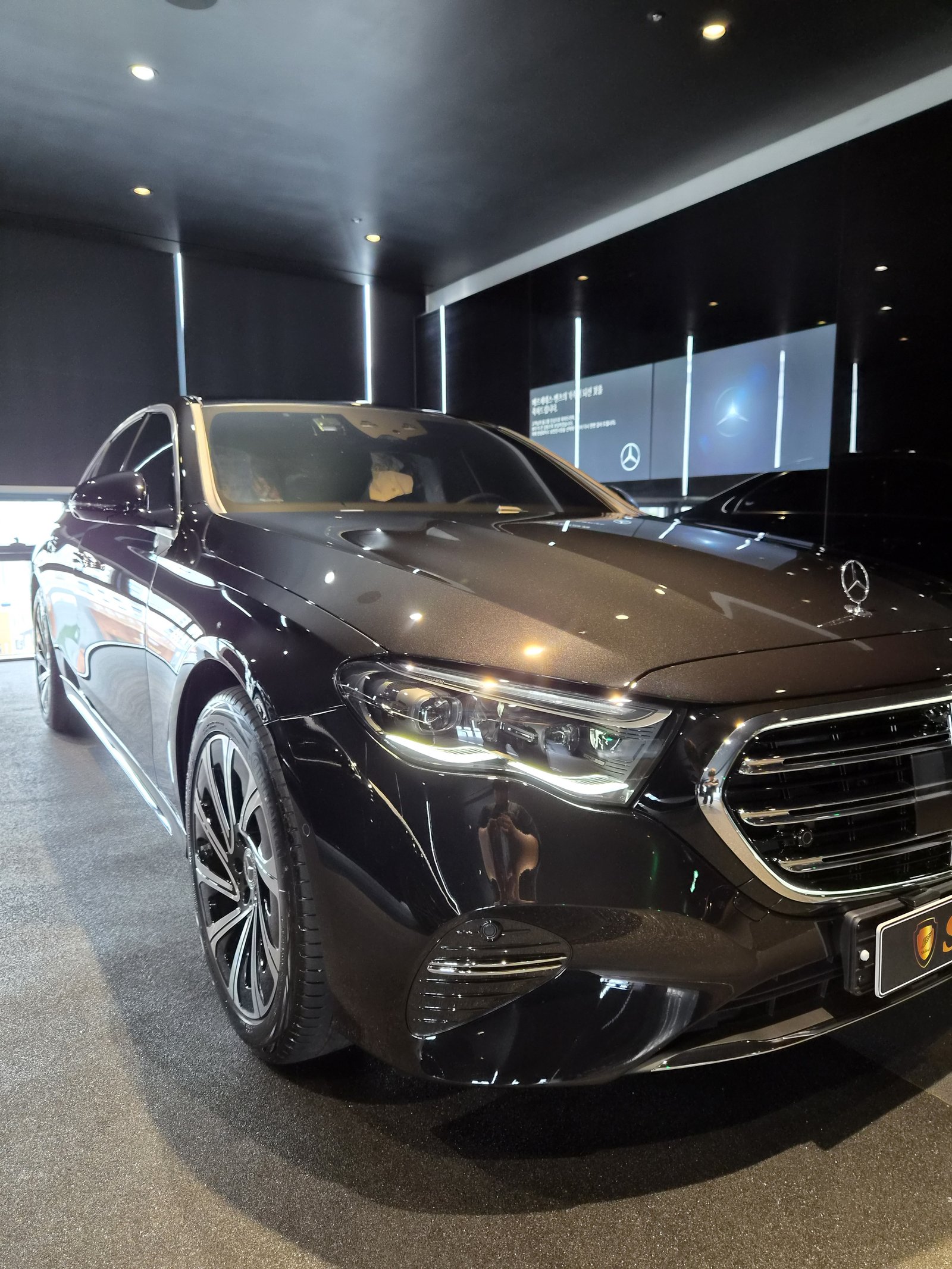 벤츠 E300 검정 신차 전측면 글로시 - 부산 벤츠 유리막코팅