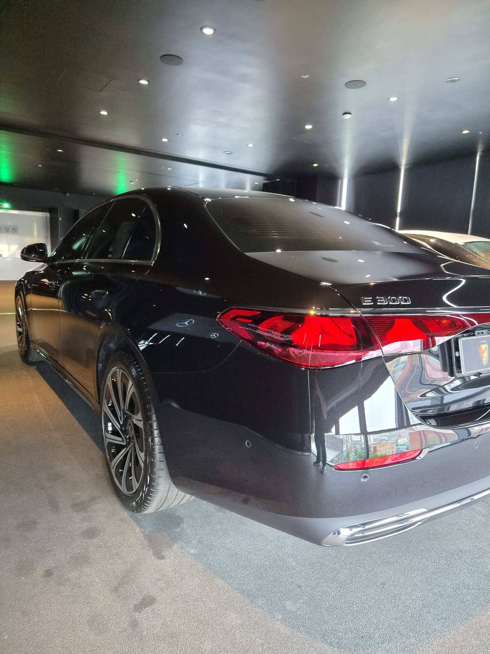 벤츠 E300 검정 신차 후측면 - 부산 벤츠 유리막코팅 F5