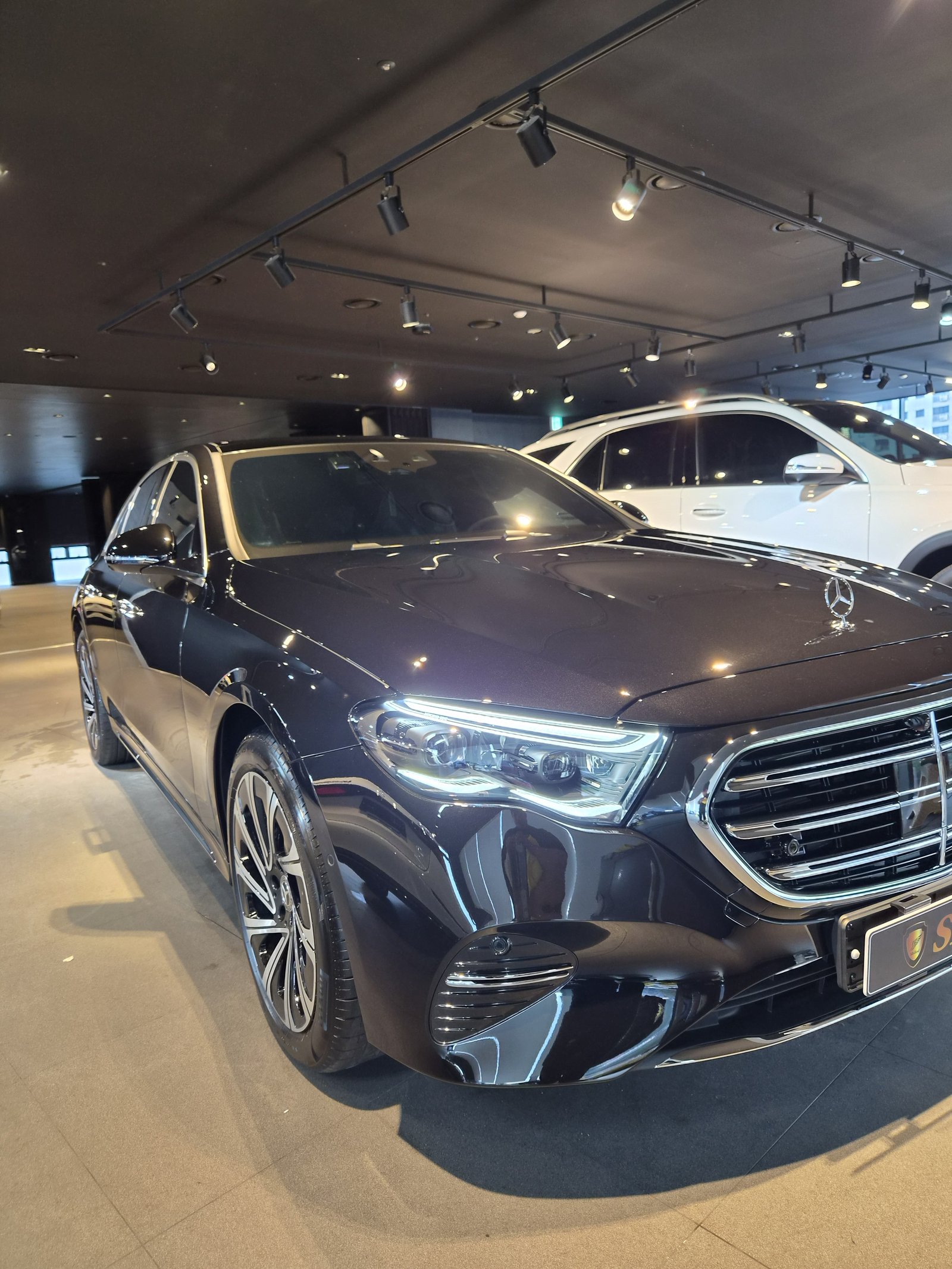 부산 벤츠 유리막코팅 - E300 검정 신차 측면 프로필 F5 발색