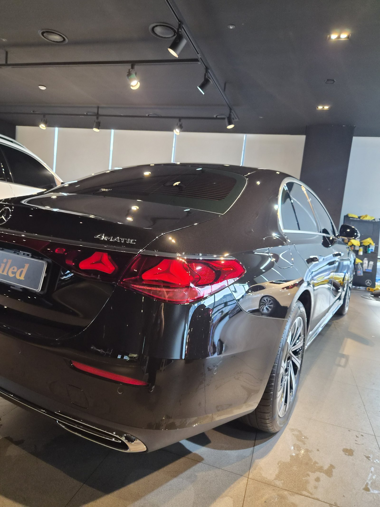 부산 벤츠 유리막코팅 - E300 검정 신차 후측면 4MATIC 뱃지