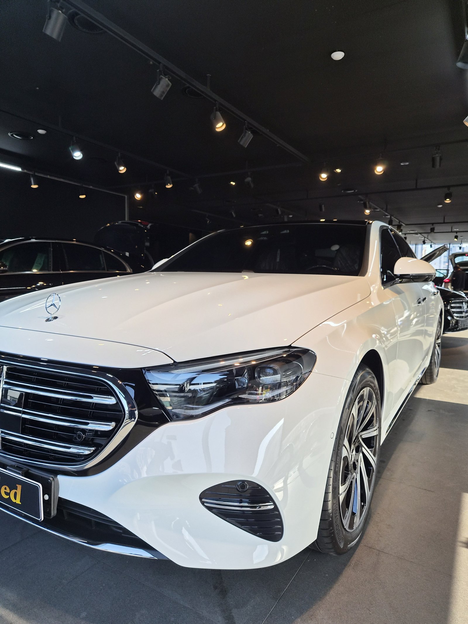 벤츠 E300 백색 신차 전측면 글로시 - 부산 신차 유리막코팅