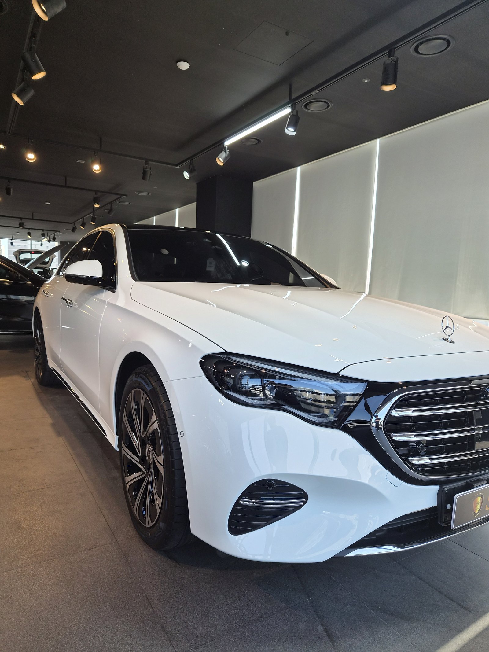 벤츠 E300 백색 신차 측면 프로필 - 부산 벤츠 유리막코팅