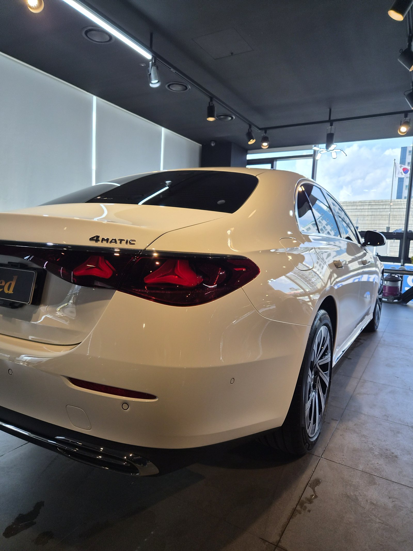 벤츠 E300 4MATIC 백색 신차 후측면 - 부산 벤츠 유리막코팅 F5