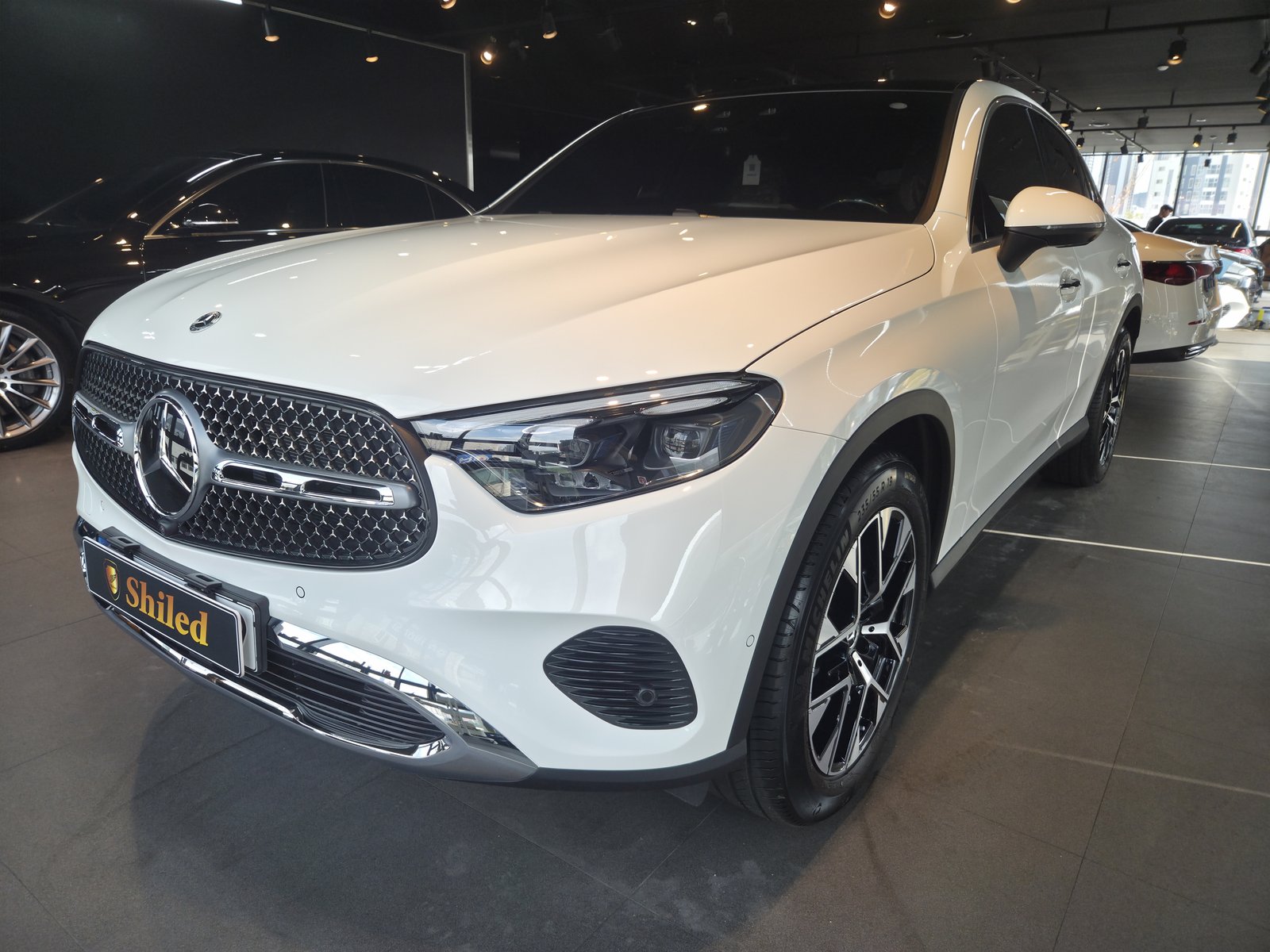 부산 벤츠 유리막코팅 GLC300 백색 신차 전측면 - 부산 쉴드광택