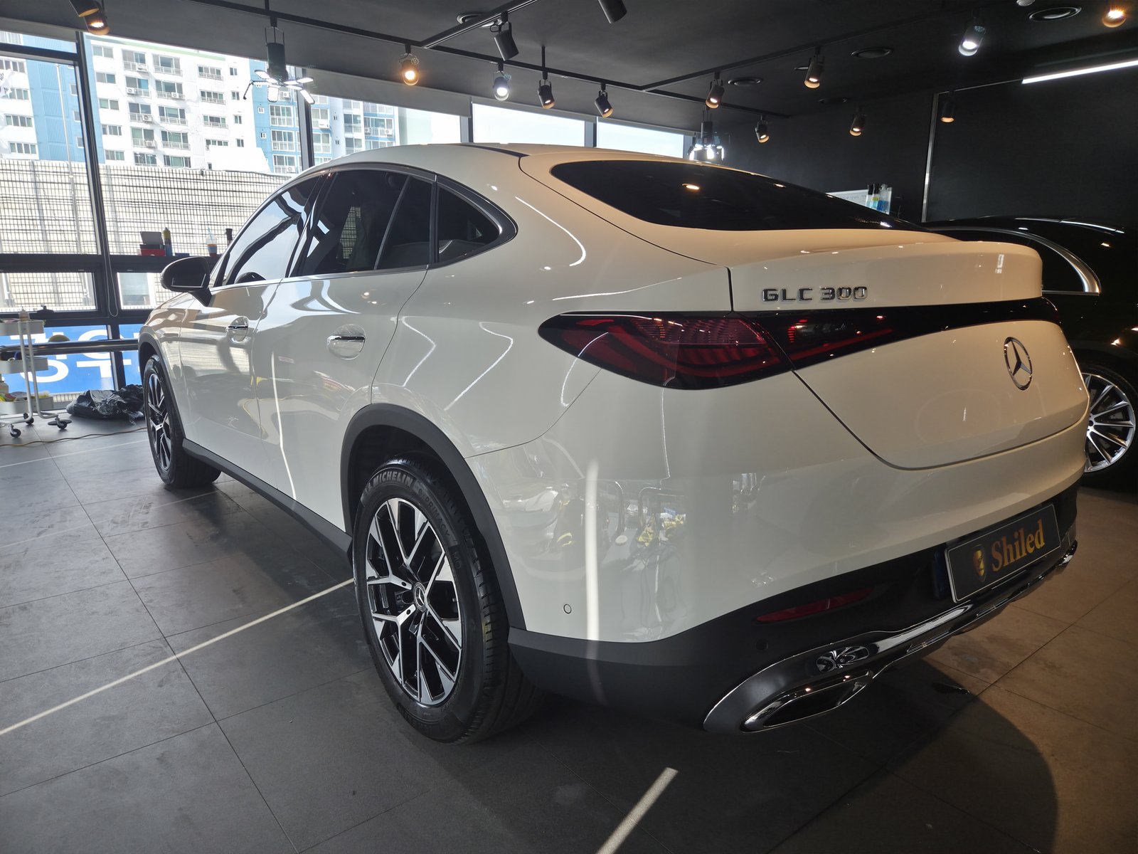 부산 벤츠 유리막코팅 GLC300 백색 신차 후측면 - GLC300 뱃지