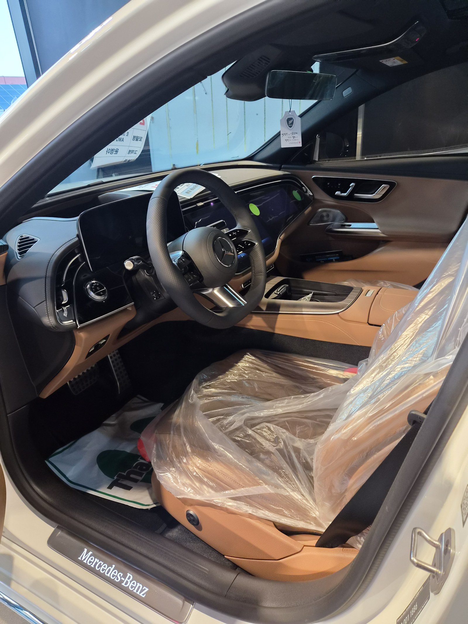 부산 벤츠 유리막코팅 E300 실내 - 신차 시트 보호 상태