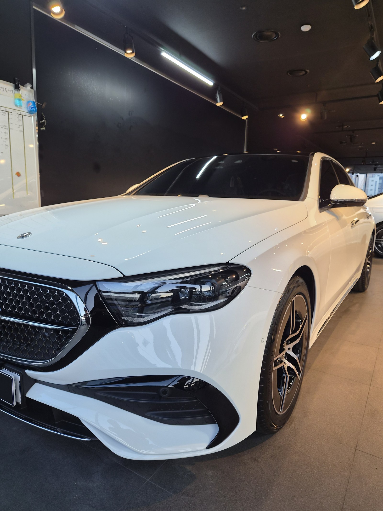 부산 벤츠 유리막코팅 E300 백색 전측면 - F5 코팅