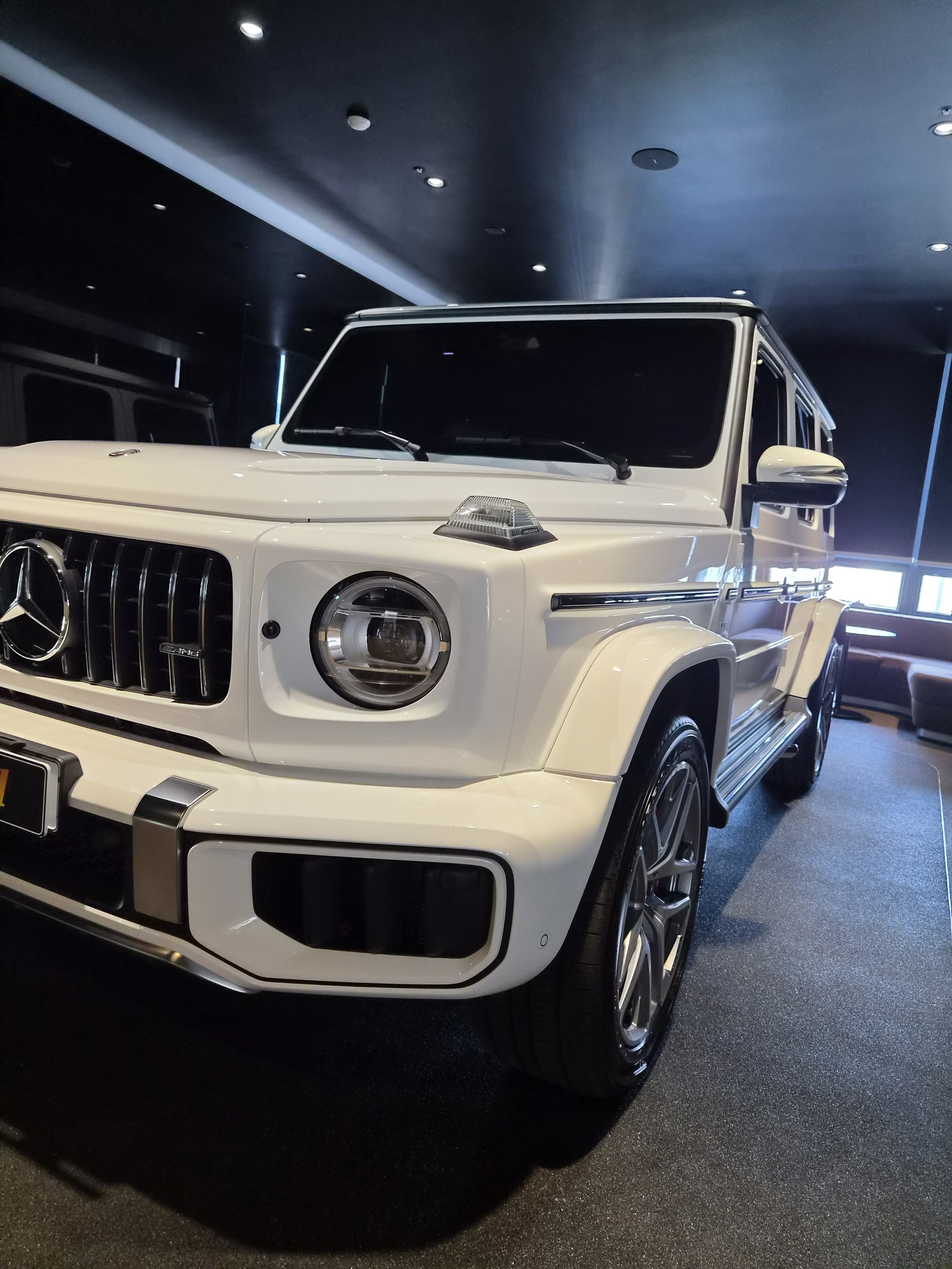 부산 벤츠 유리막코팅 AMG G63 백색 전측면 그릴 클로즈업 - G-PRO 코팅
