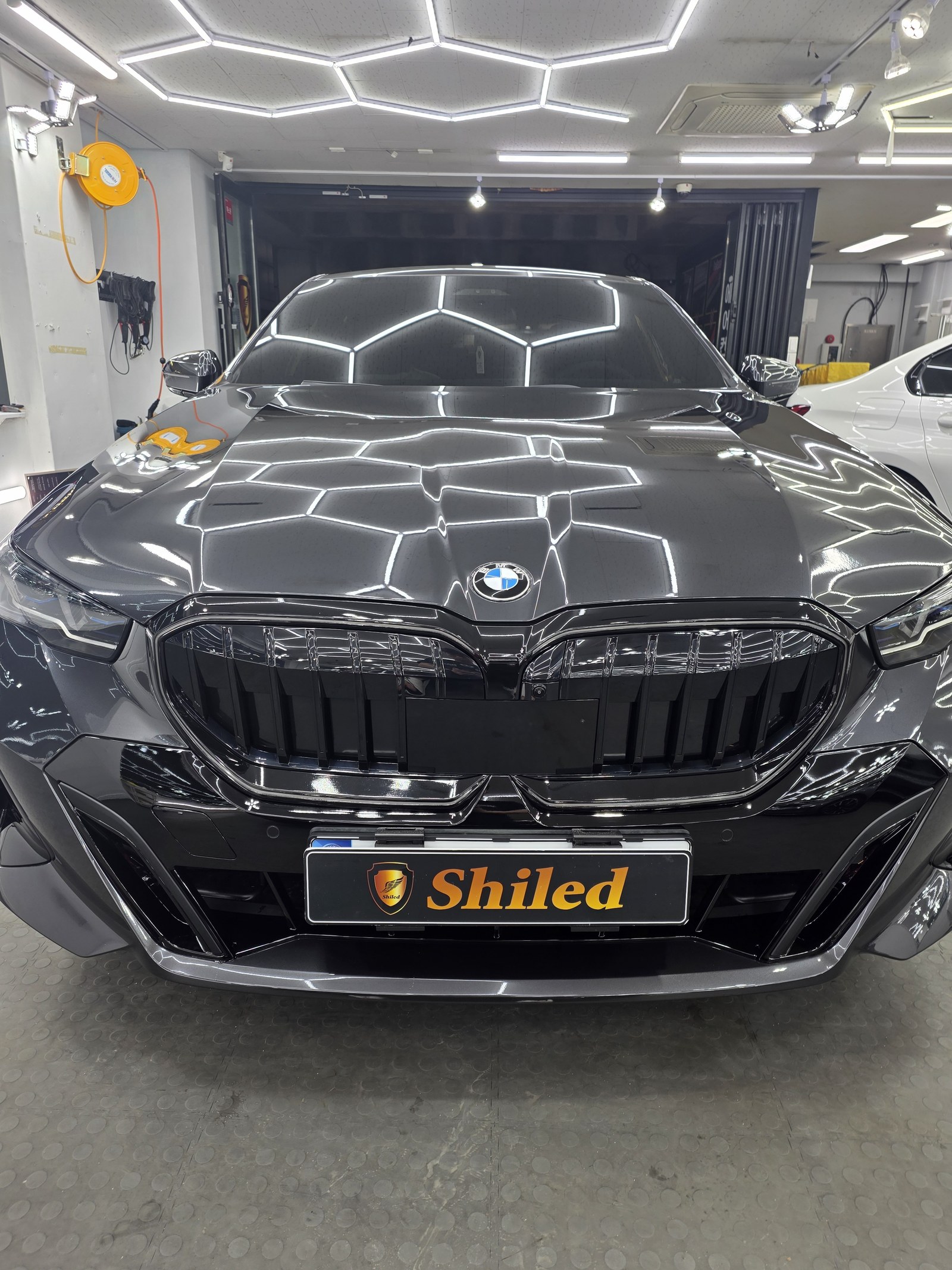 부산 신차 유리막코팅 BMW 520i 그레이 신차 F5 코팅 - 쉴드광택 전면