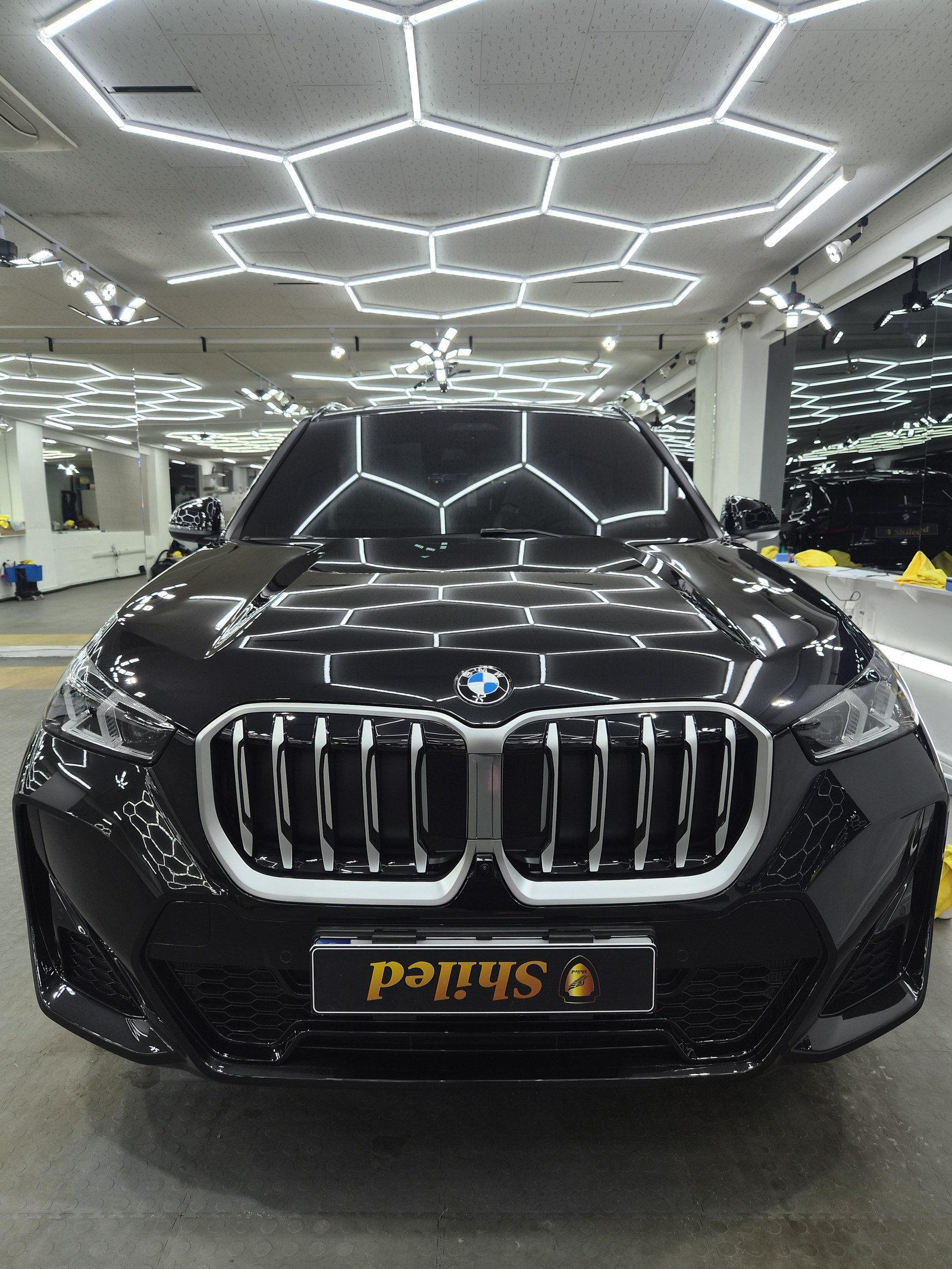 부산 신차 유리막코팅 BMW X1 검정 전면 - G-PRO 신차코팅