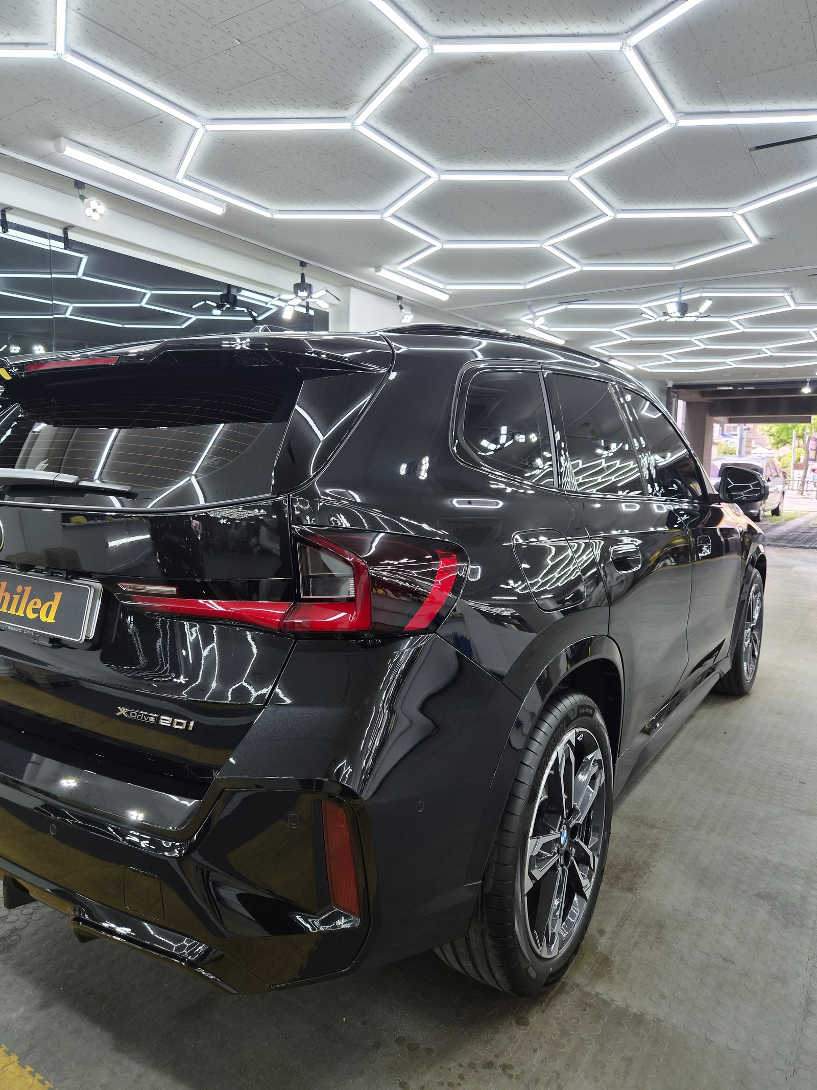 부산 신차 유리막코팅 BMW X1 검정 후측면 - G-PRO 유리막코팅