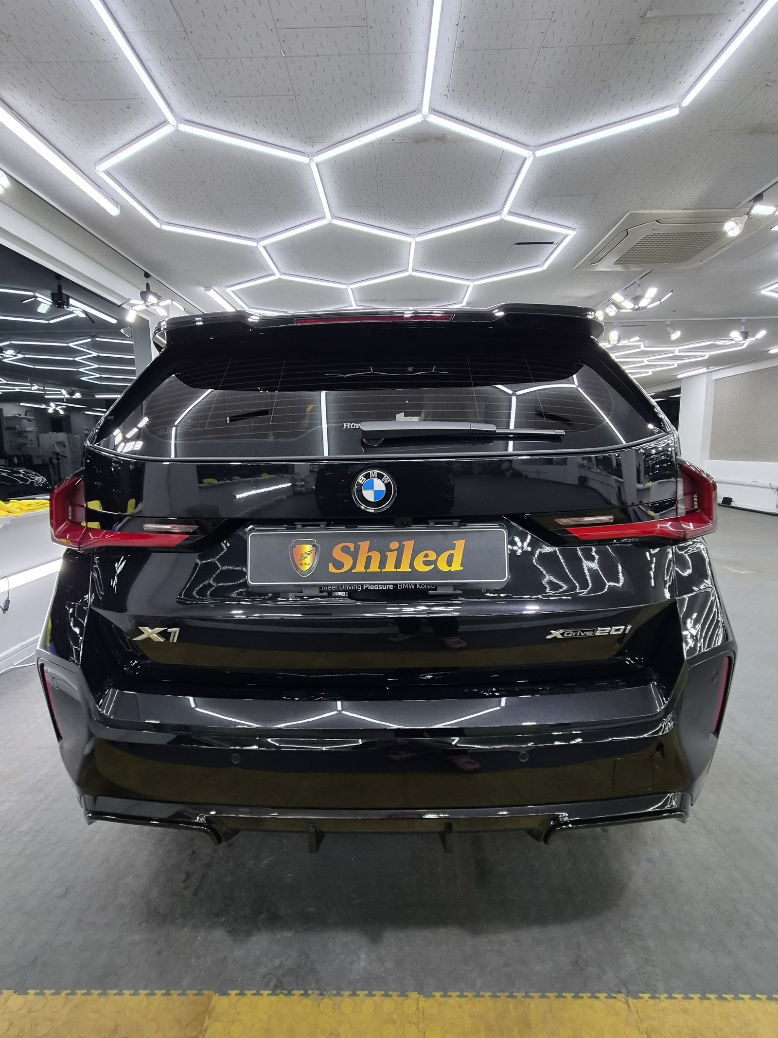부산 신차 유리막코팅 BMW X1 검정 후면 - 쉴드광택 신차코팅