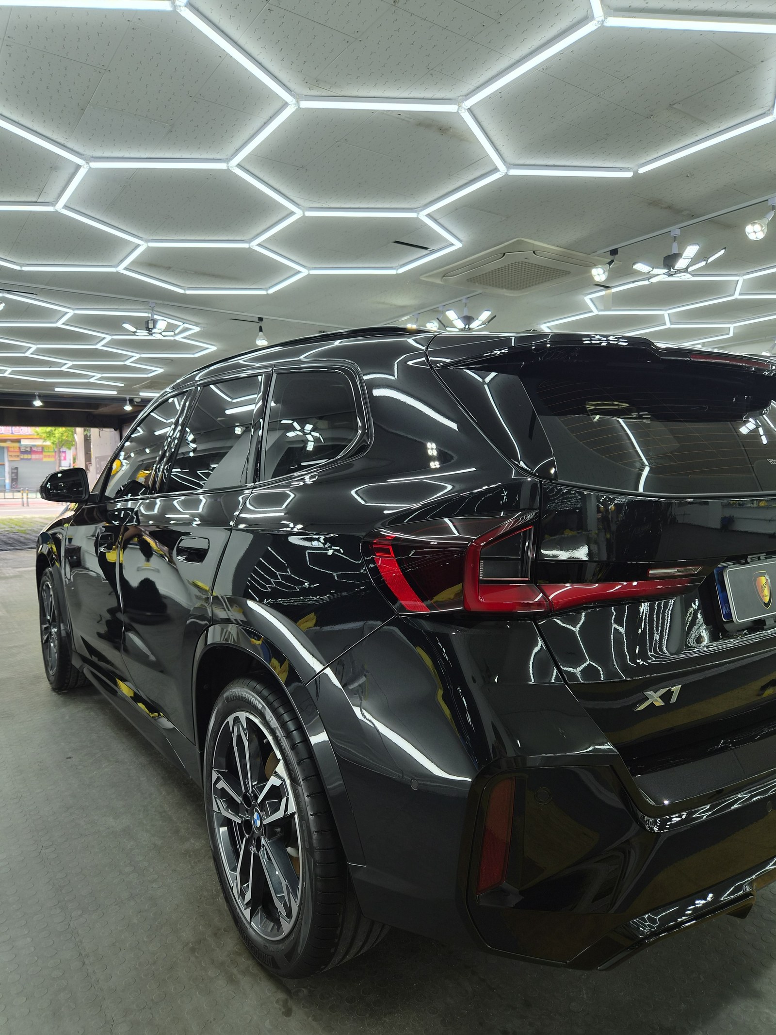 부산 신차 유리막코팅 BMW X1 검정 후측면 클로즈업 - G-PRO 코팅