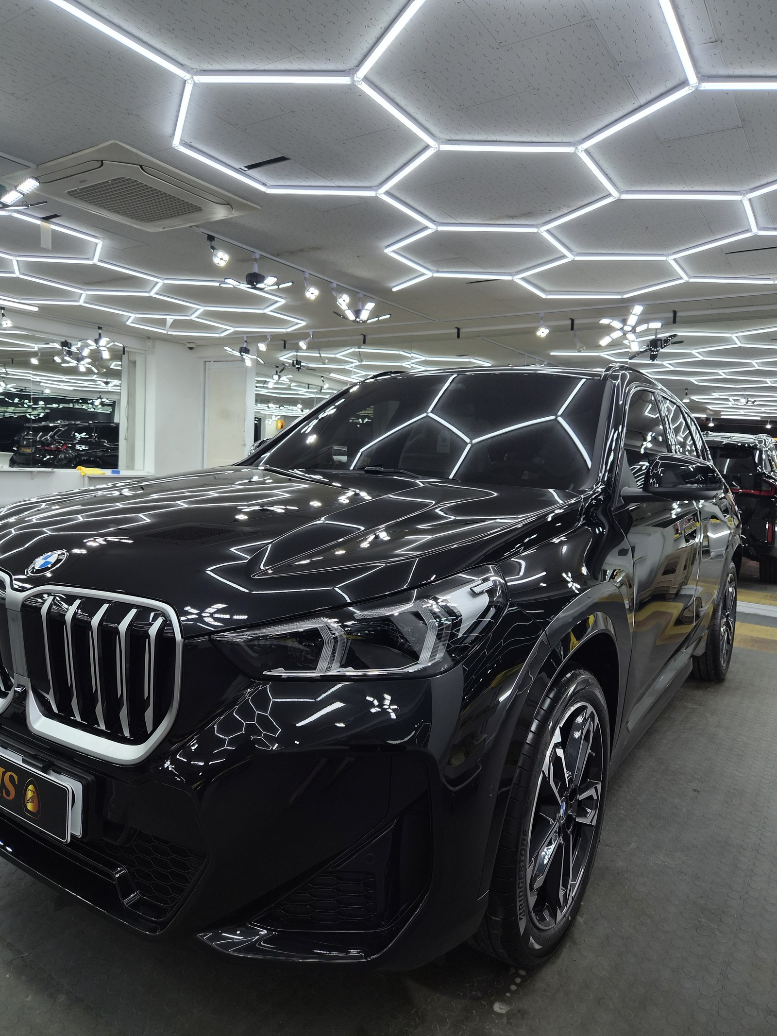 부산 신차 유리막코팅 BMW X1 검정 전측면 - G-PRO 신차코팅