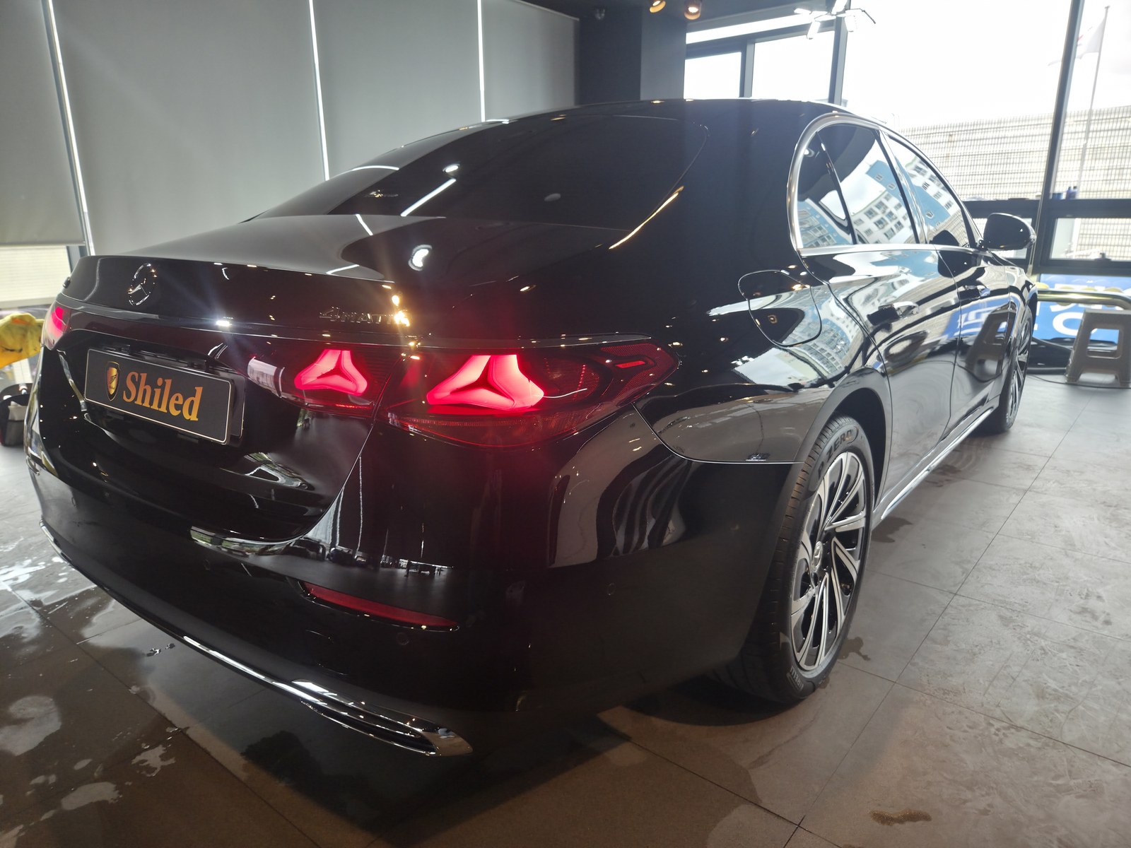 부산 벤츠 유리막코팅 E300 검정 후측면 - 쉴드광택 신차코팅
