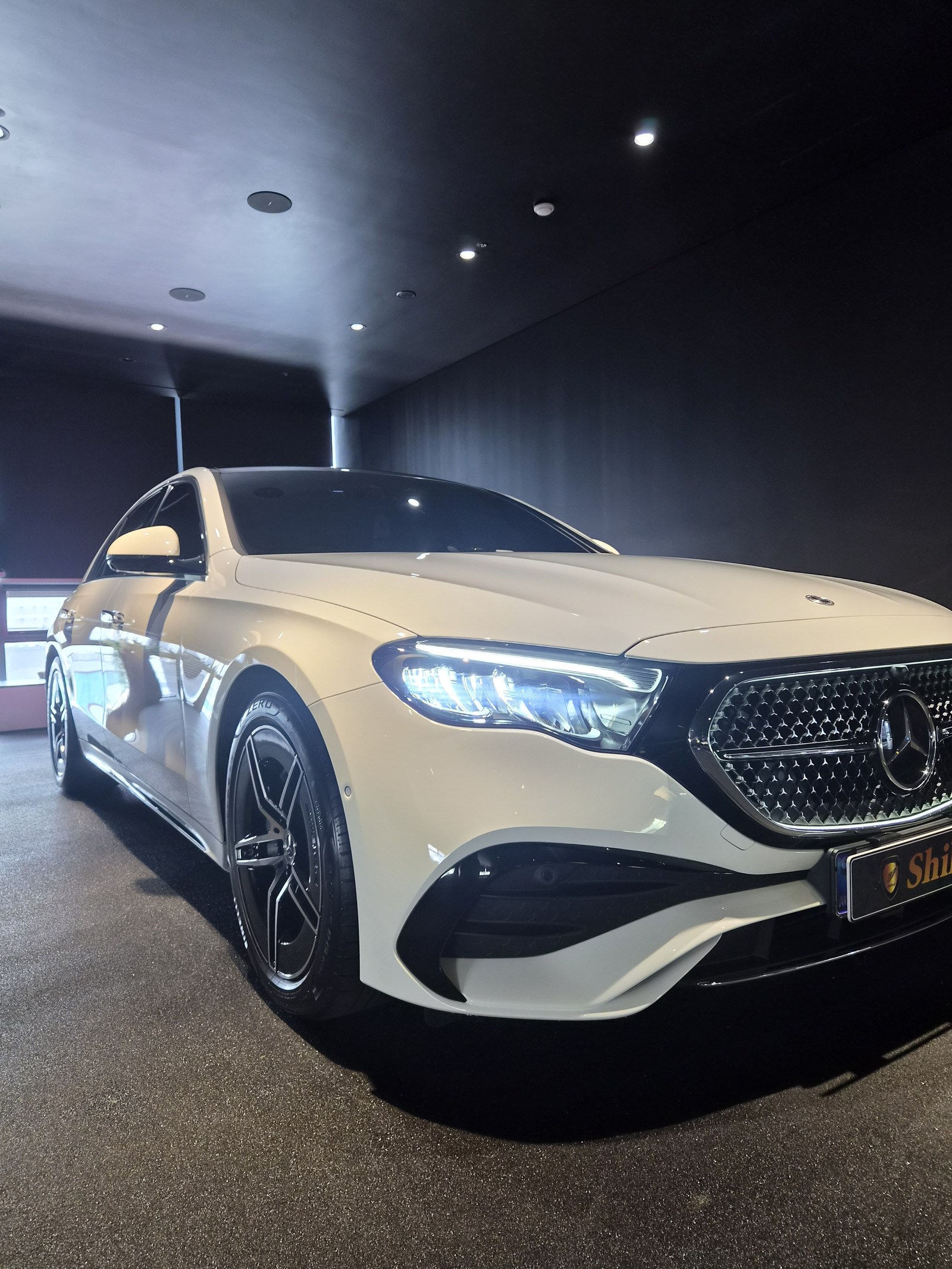 부산 벤츠 유리막코팅 E300 백색 전측면 - F5 신차코팅