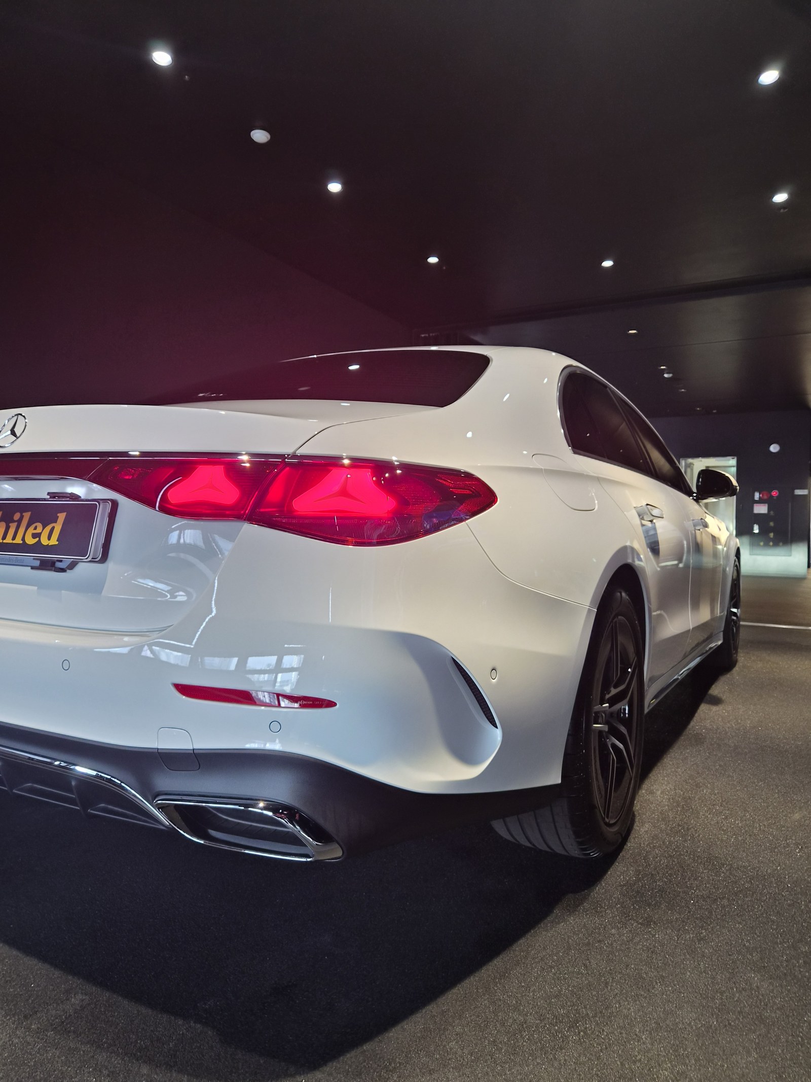 부산 벤츠 유리막코팅 E300 백색 후측면 - 쉴드광택 신차코팅