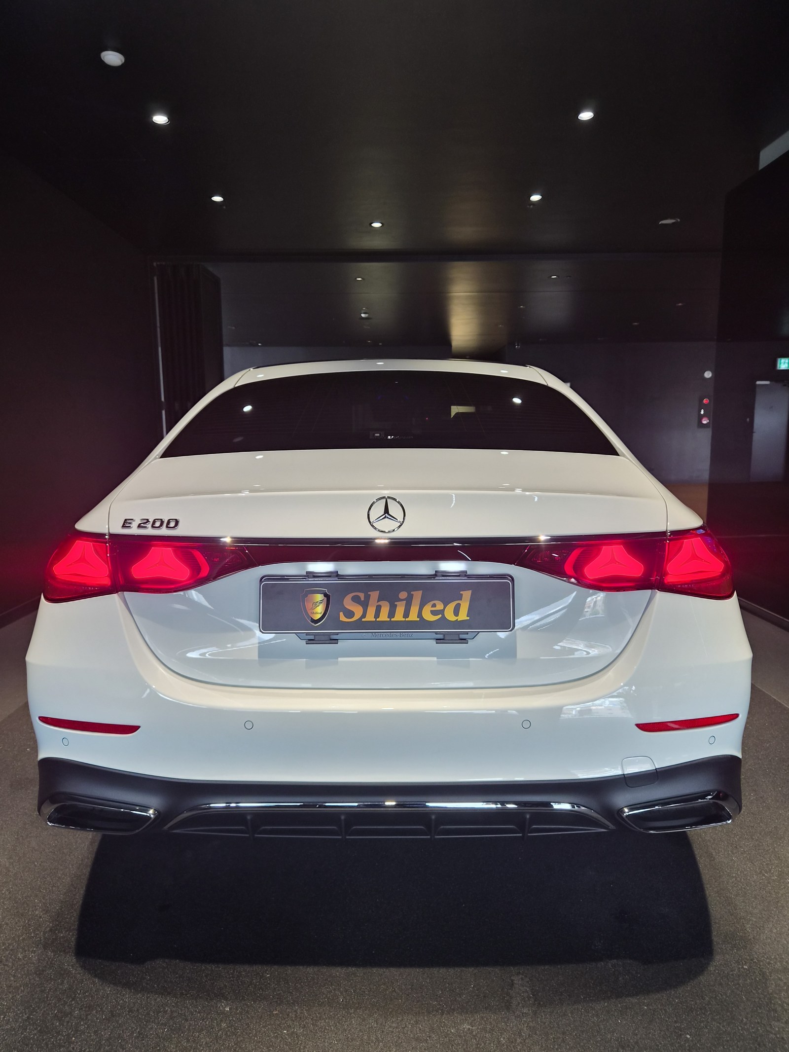 부산 벤츠 유리막코팅 E300 백색 후면 - F5 유리막코팅