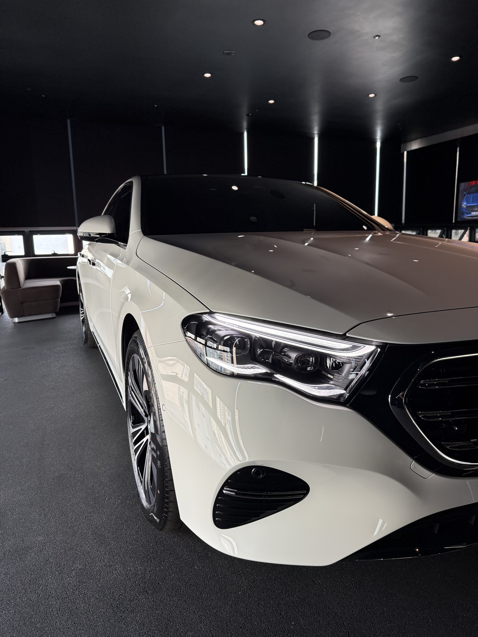 부산 벤츠 유리막코팅 E350e 백색 전측면 - F5 신차코팅
