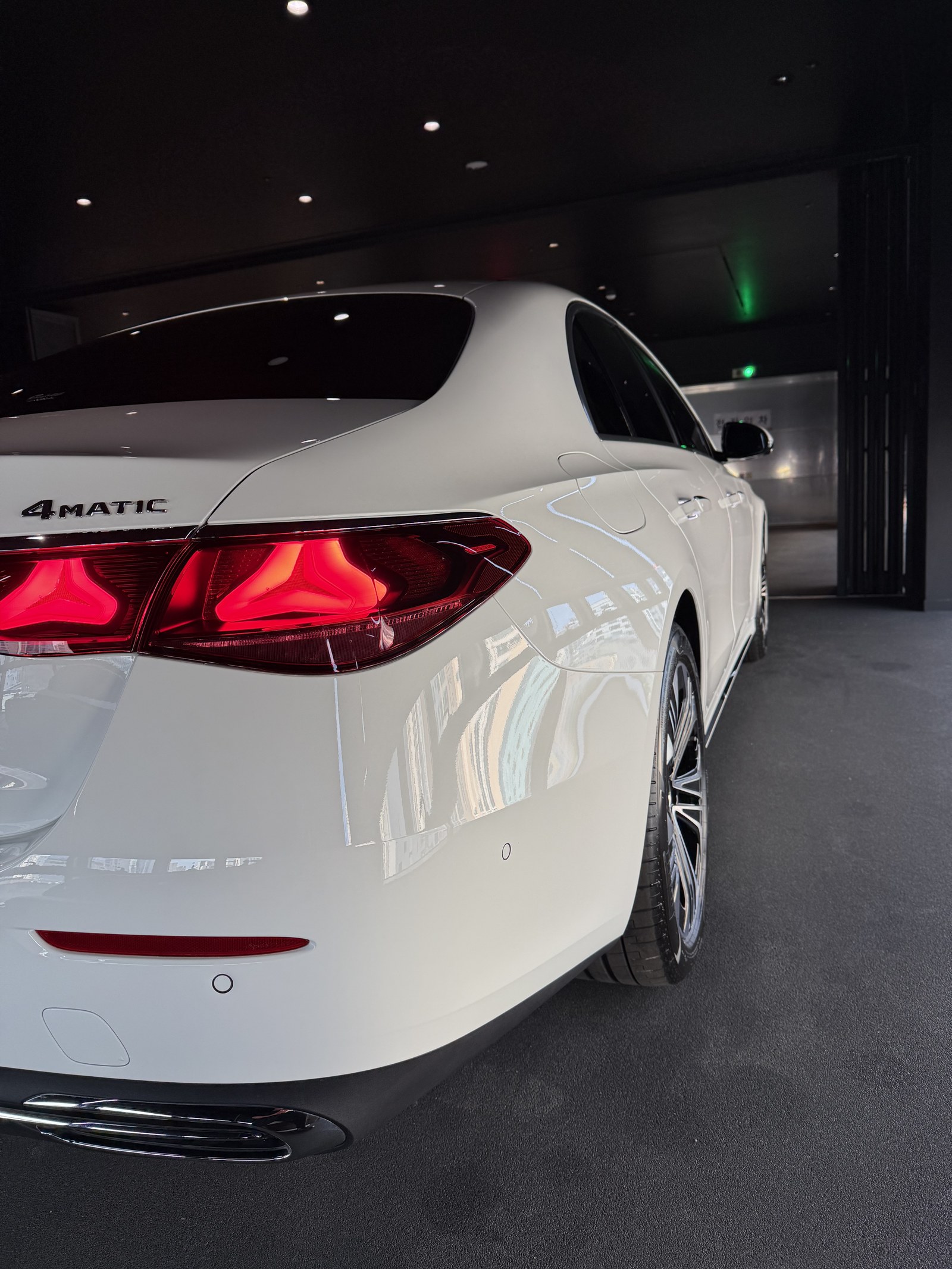 부산 벤츠 유리막코팅 E350e 백색 후측면 - 쉴드광택 신차코팅