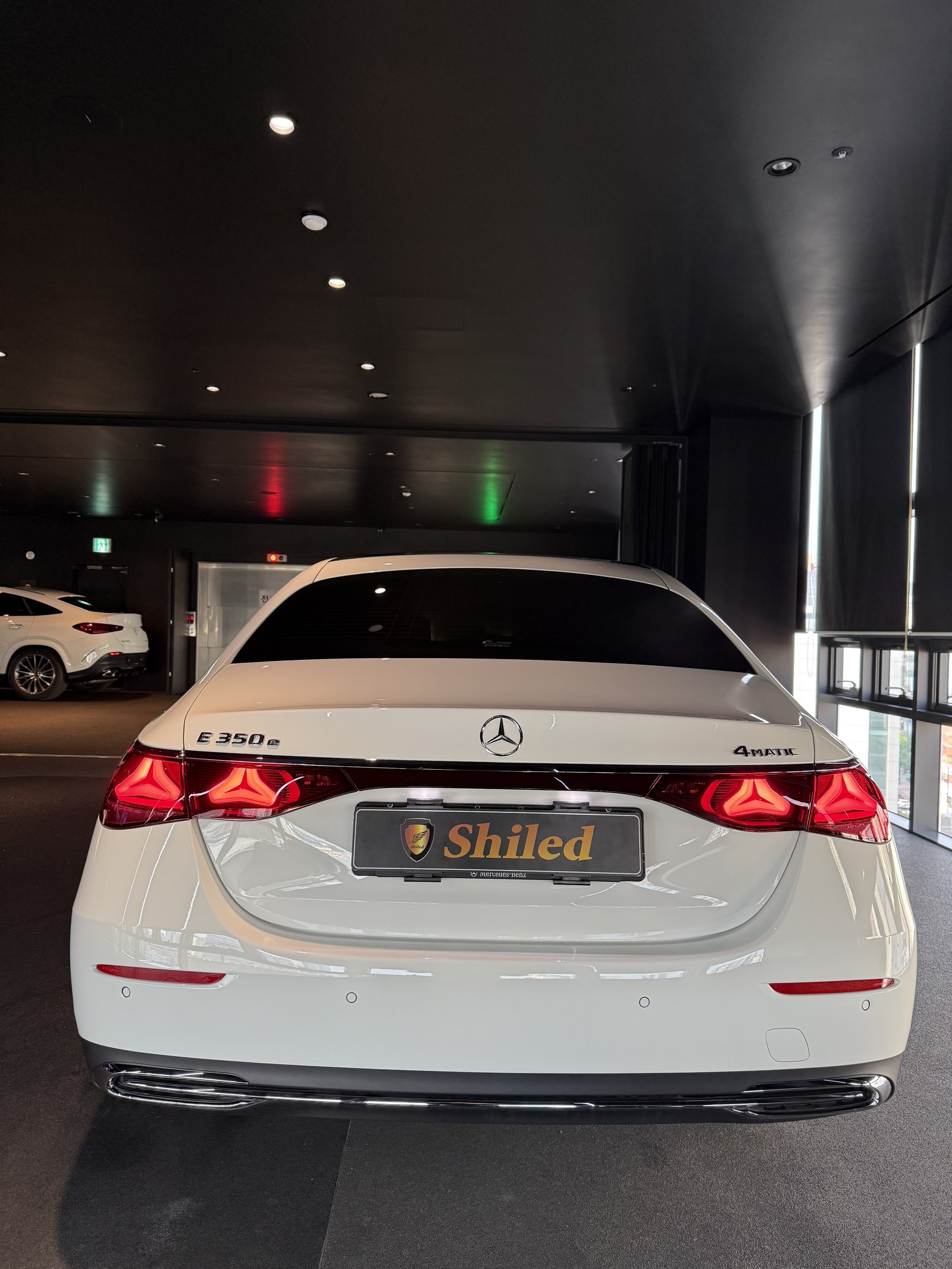 부산 벤츠 유리막코팅 E350e 백색 후면 - F5 유리막코팅