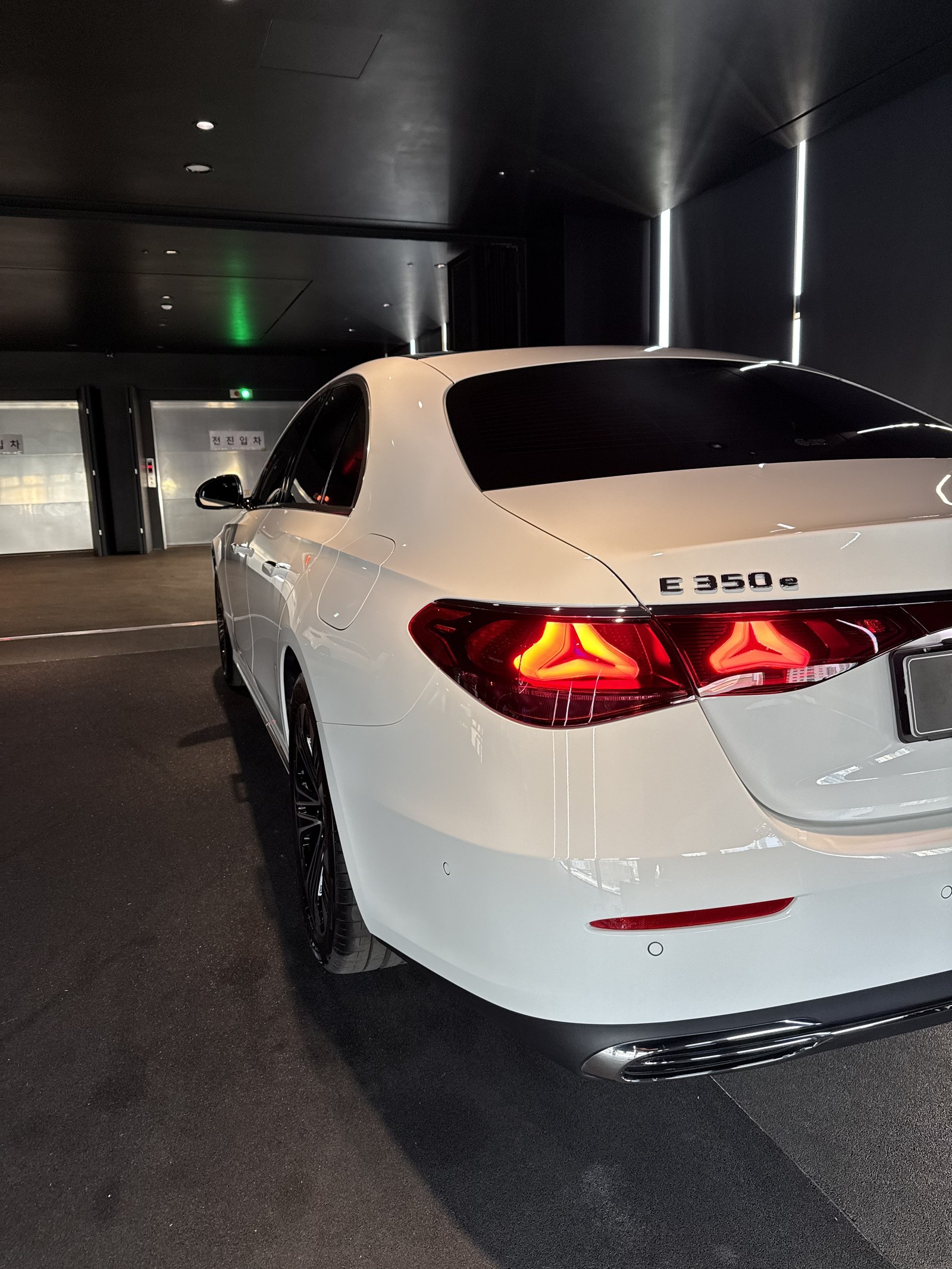 부산 벤츠 유리막코팅 E350e 백색 측후면 - 신차 유리막코팅