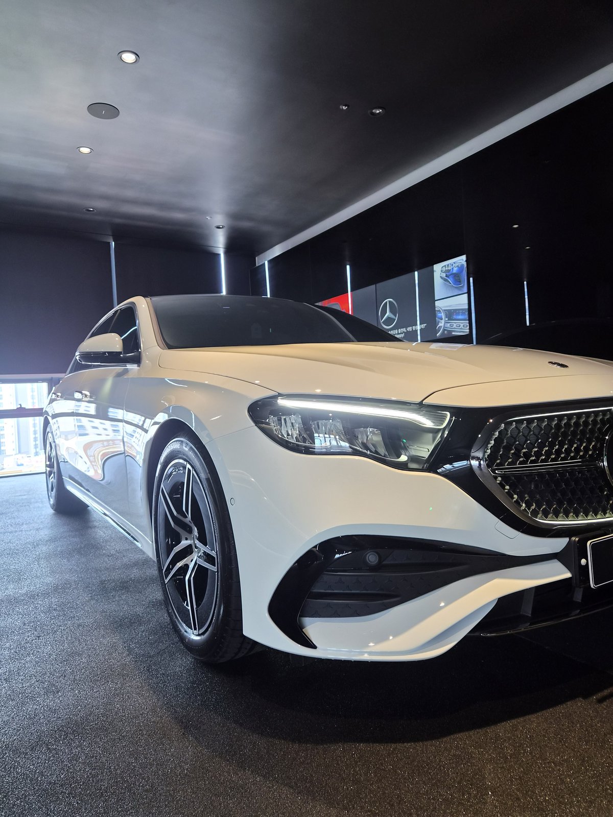 부산 벤츠 유리막코팅 E200 백색 전측면 - F5 신차코팅