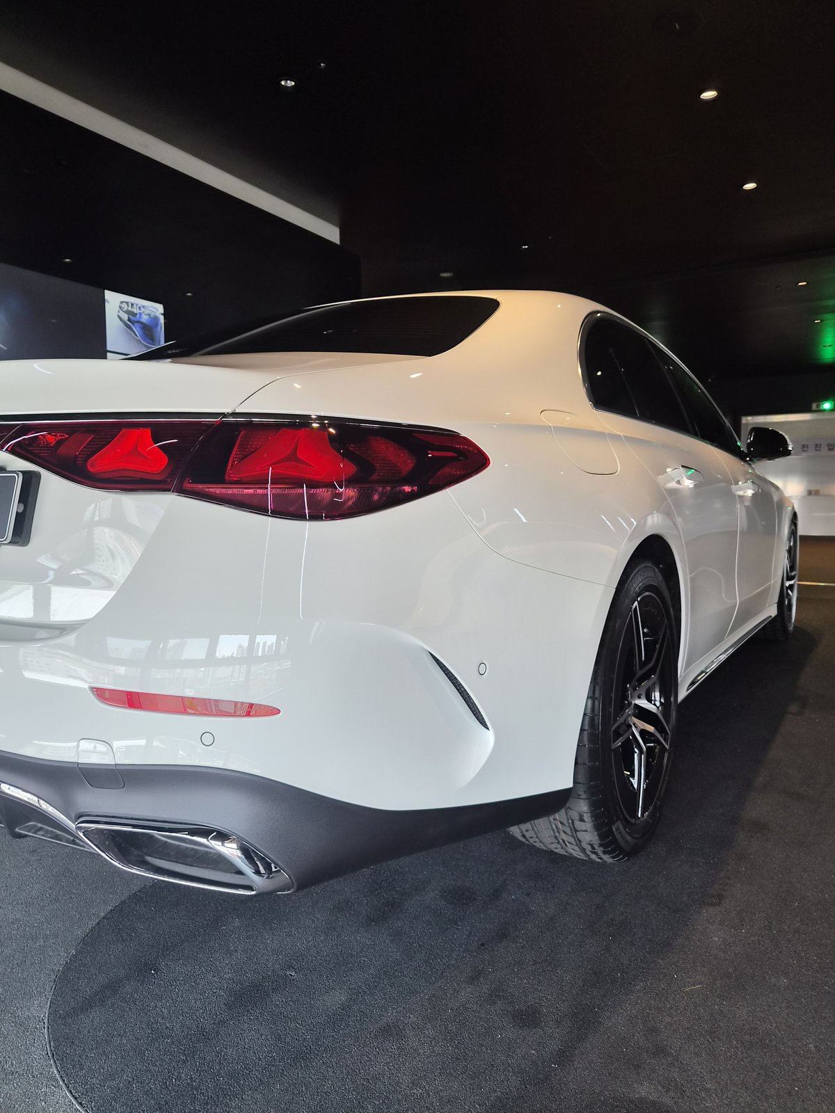 부산 벤츠 유리막코팅 E200 백색 후측면 - 쉴드광택 신차코팅