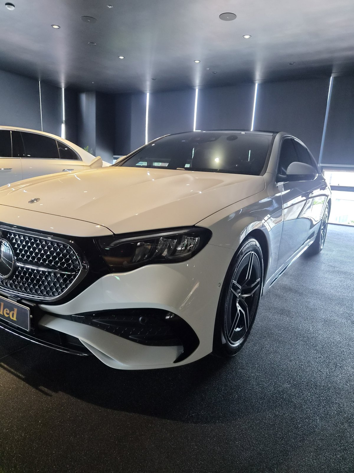 부산 벤츠 유리막코팅 E200 백색 전측면 클로즈업 - F5 코팅