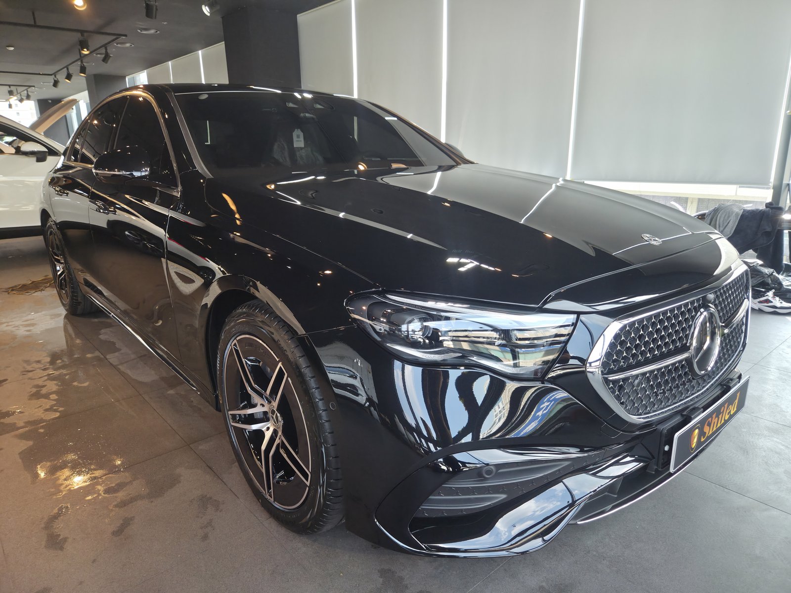 부산 벤츠 유리막코팅 E300 검정 전측면 - F5 신차코팅