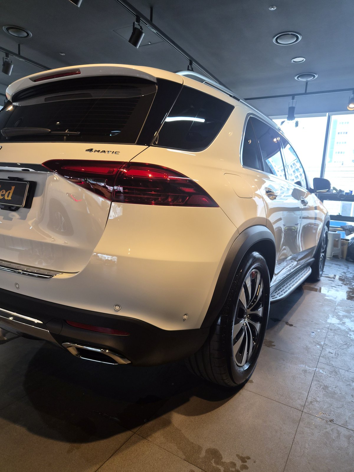 부산 벤츠 유리막코팅 GLE450 백색 후측면 - 쉴드광택 신차코팅