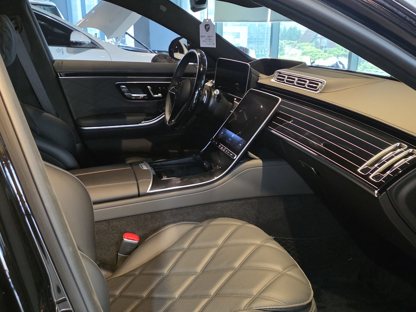 부산 벤츠 유리막코팅 마이바흐 S580 실내 - 신차 시트 보호 상태
