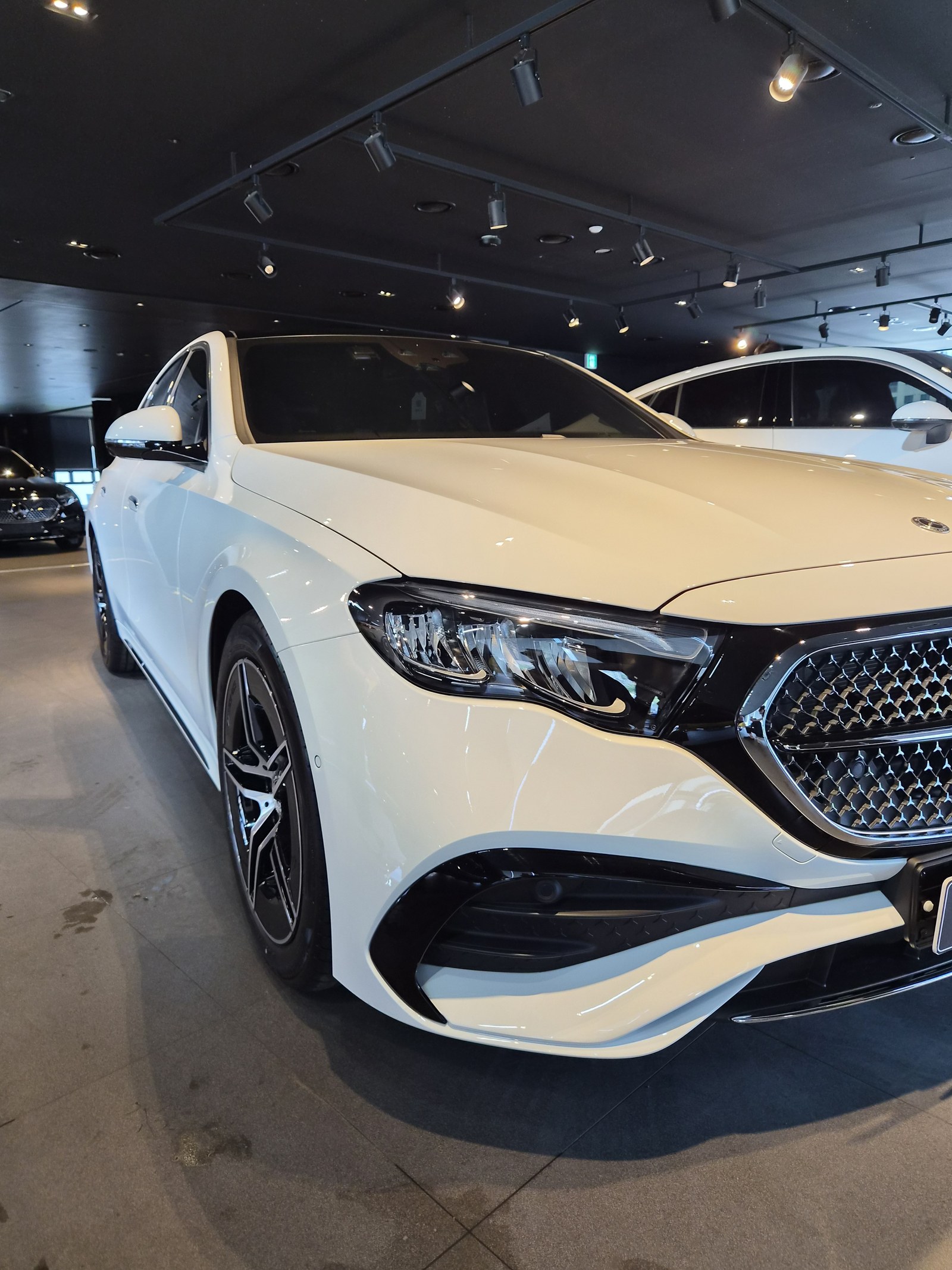 벤츠 E200 백색 후측면 글로시 - 부산 신차 유리막코팅