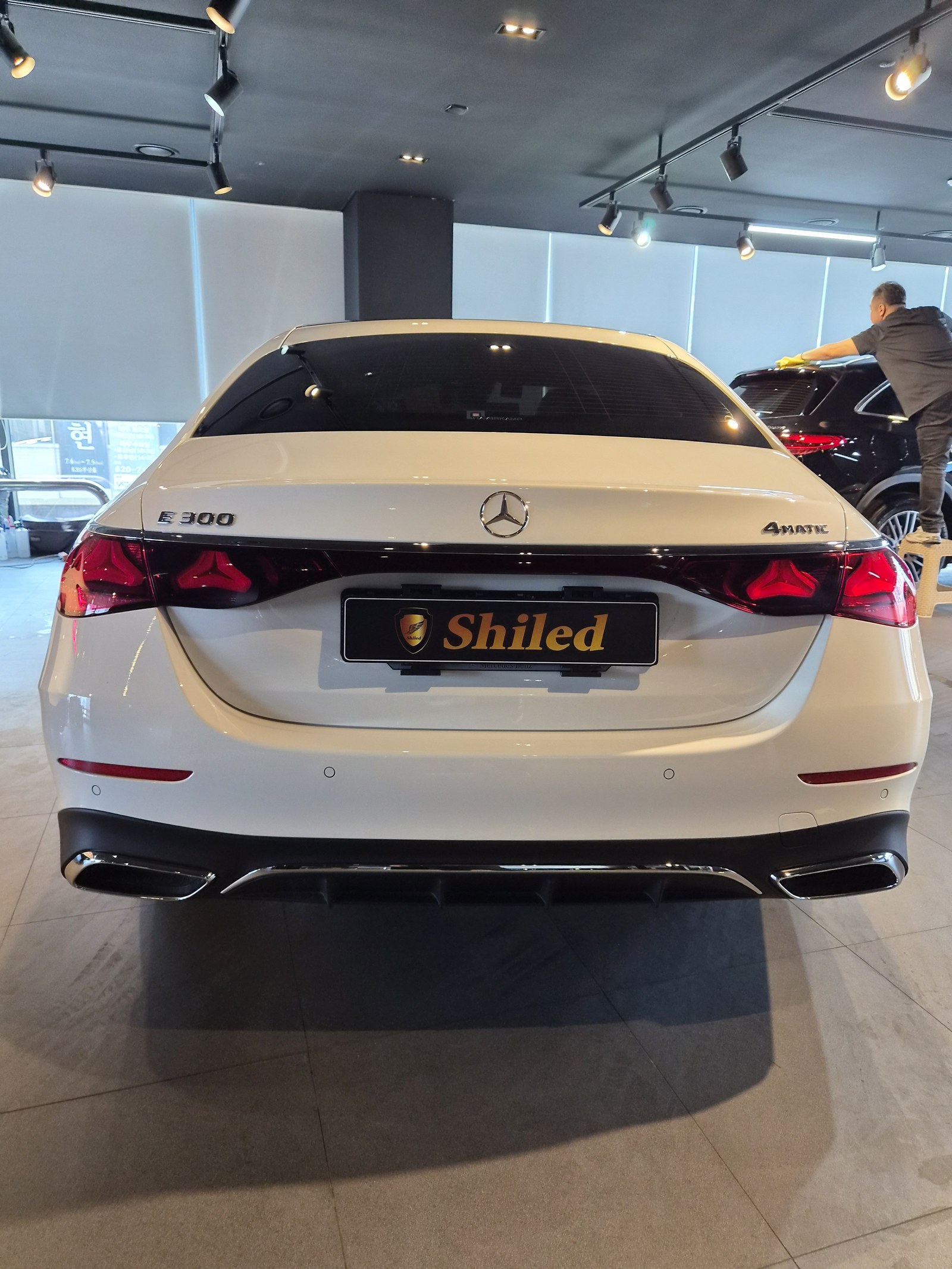 벤츠 E200 백색 후측면 - 부산 신차 유리막코팅