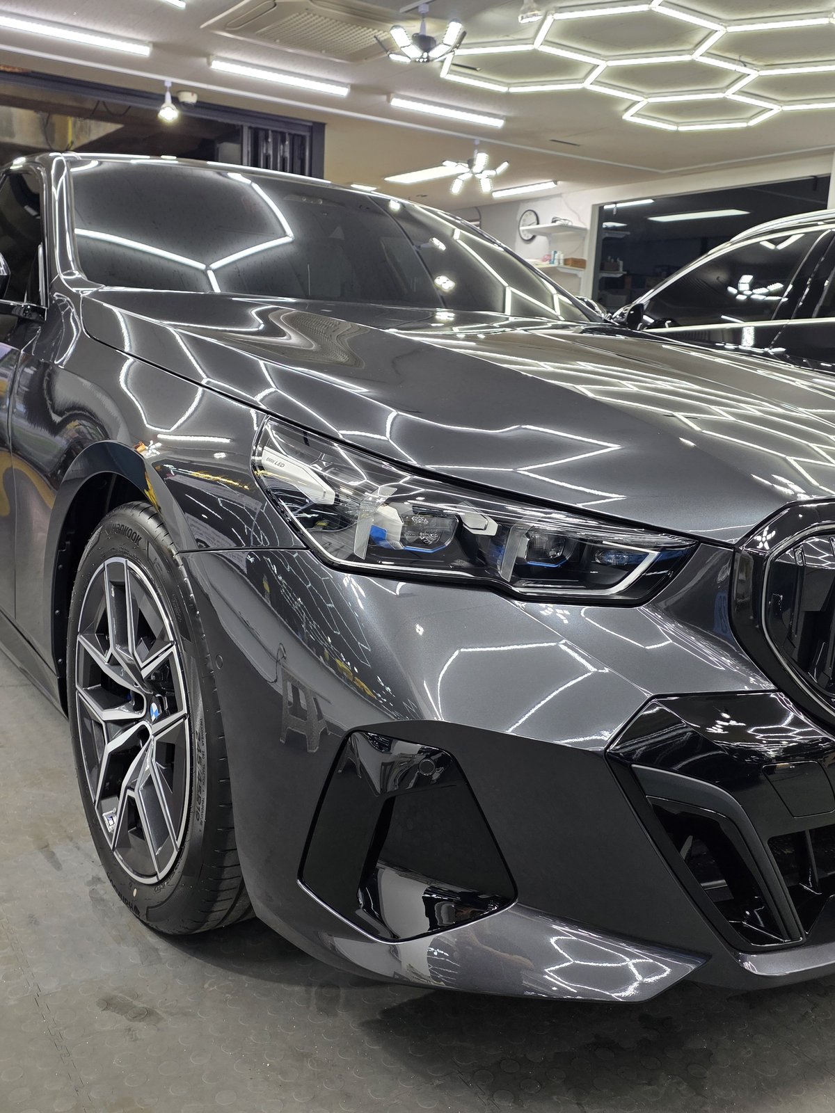 부산 신차 유리막코팅 BMW 520i 전측면 - 출고 전 컨디션