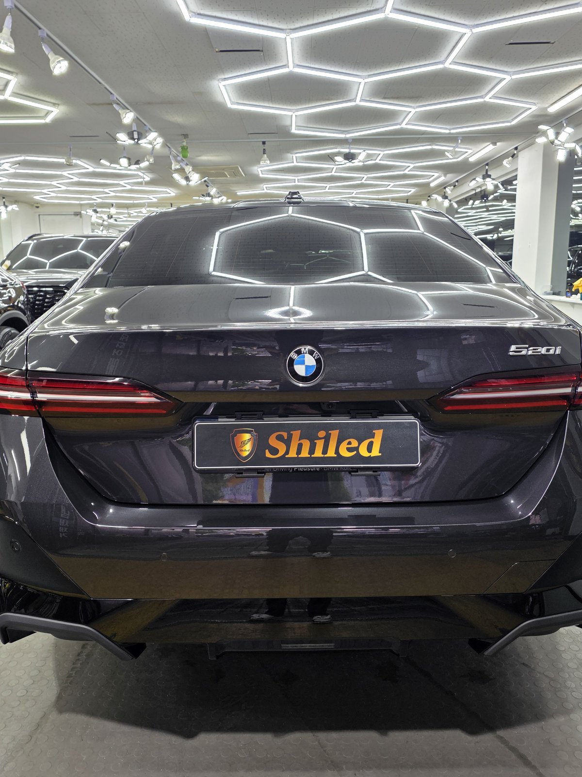 부산 신차 유리막코팅 BMW 520i 그레이 후측면 - 쉴드광택 신차코팅
