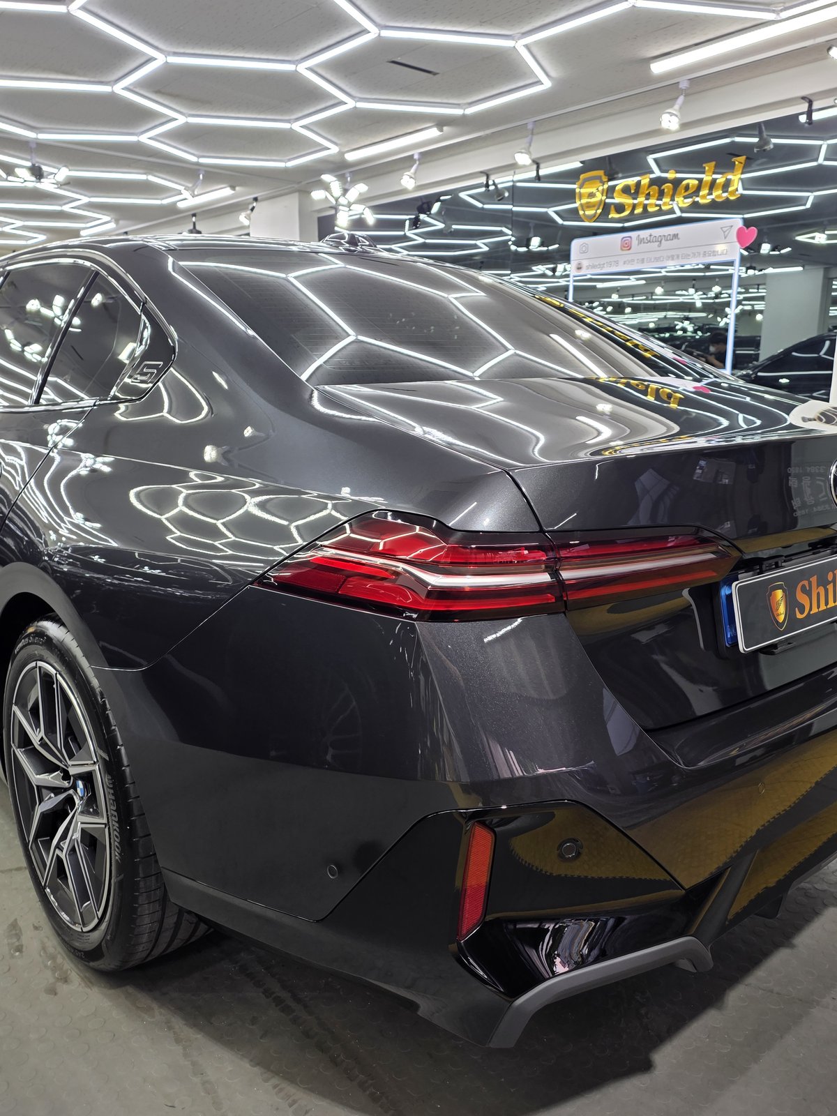 부산 신차 유리막코팅 BMW 520i 그레이 후면 - F5 유리막코팅