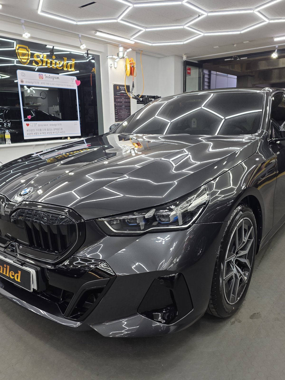 부산 신차 유리막코팅 BMW 520i 그레이 측후면 - 신차 유리막코팅