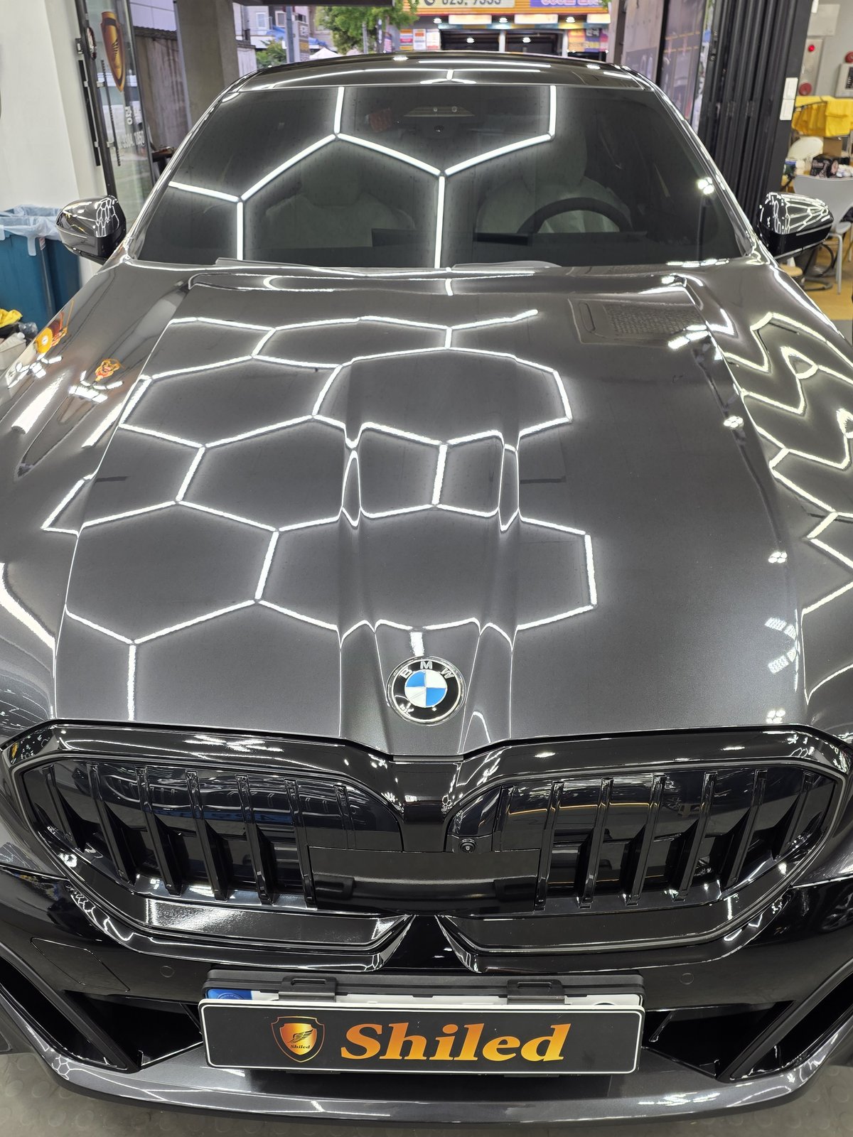 부산 신차 유리막코팅 BMW 520i 그레이 전측면 클로즈업 - F5 코팅