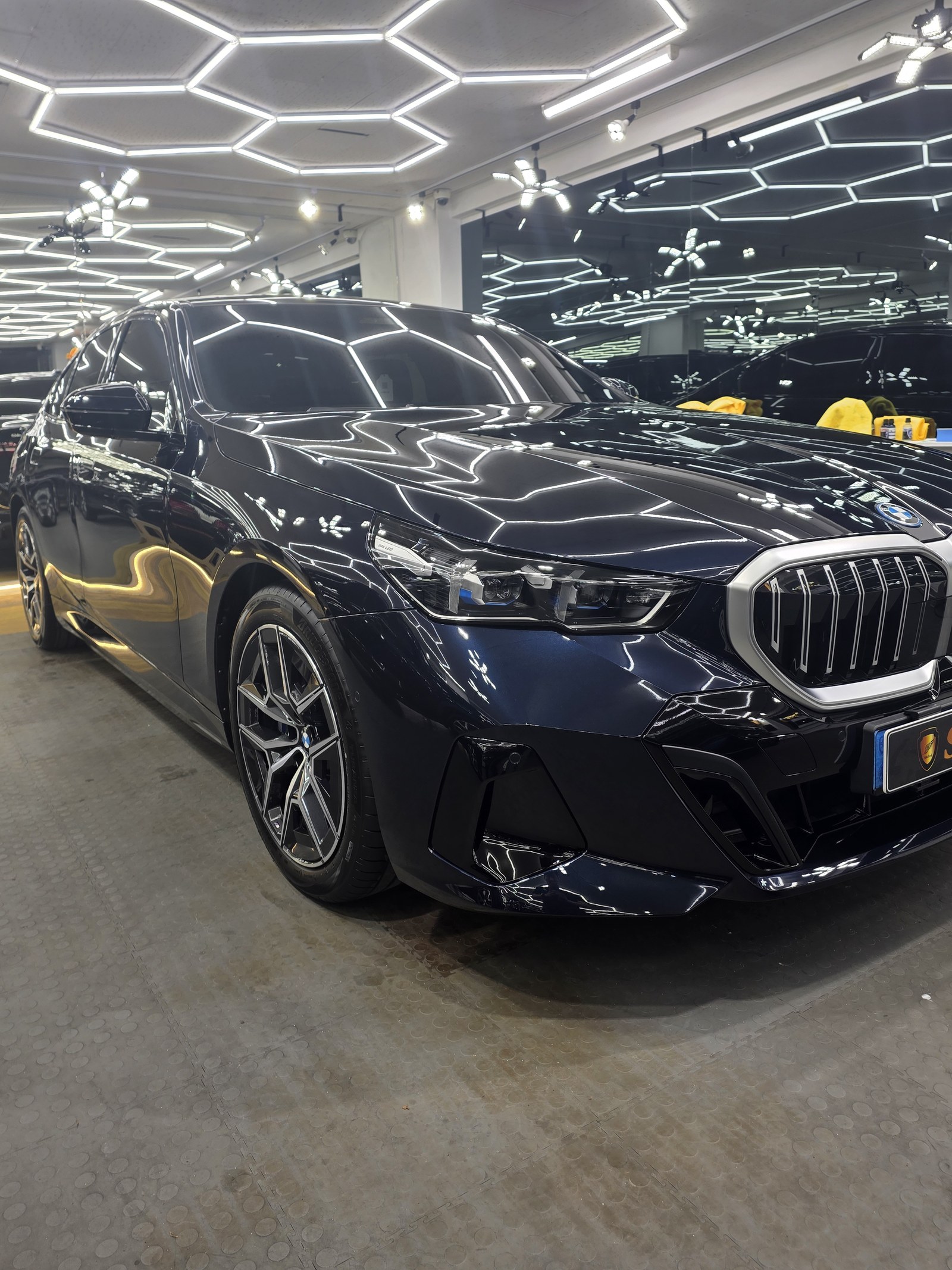 BMW i5 블루 전측면 곡면 - 부산 전기차 유리막코팅