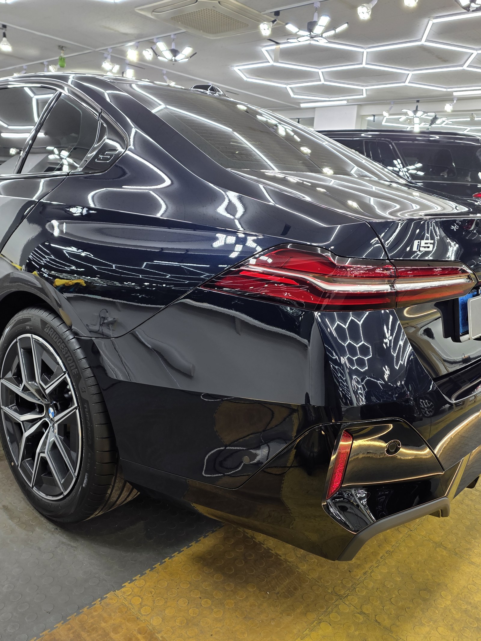 BMW i5 블루 전측면 그릴 - 부산 전기차 유리막코팅