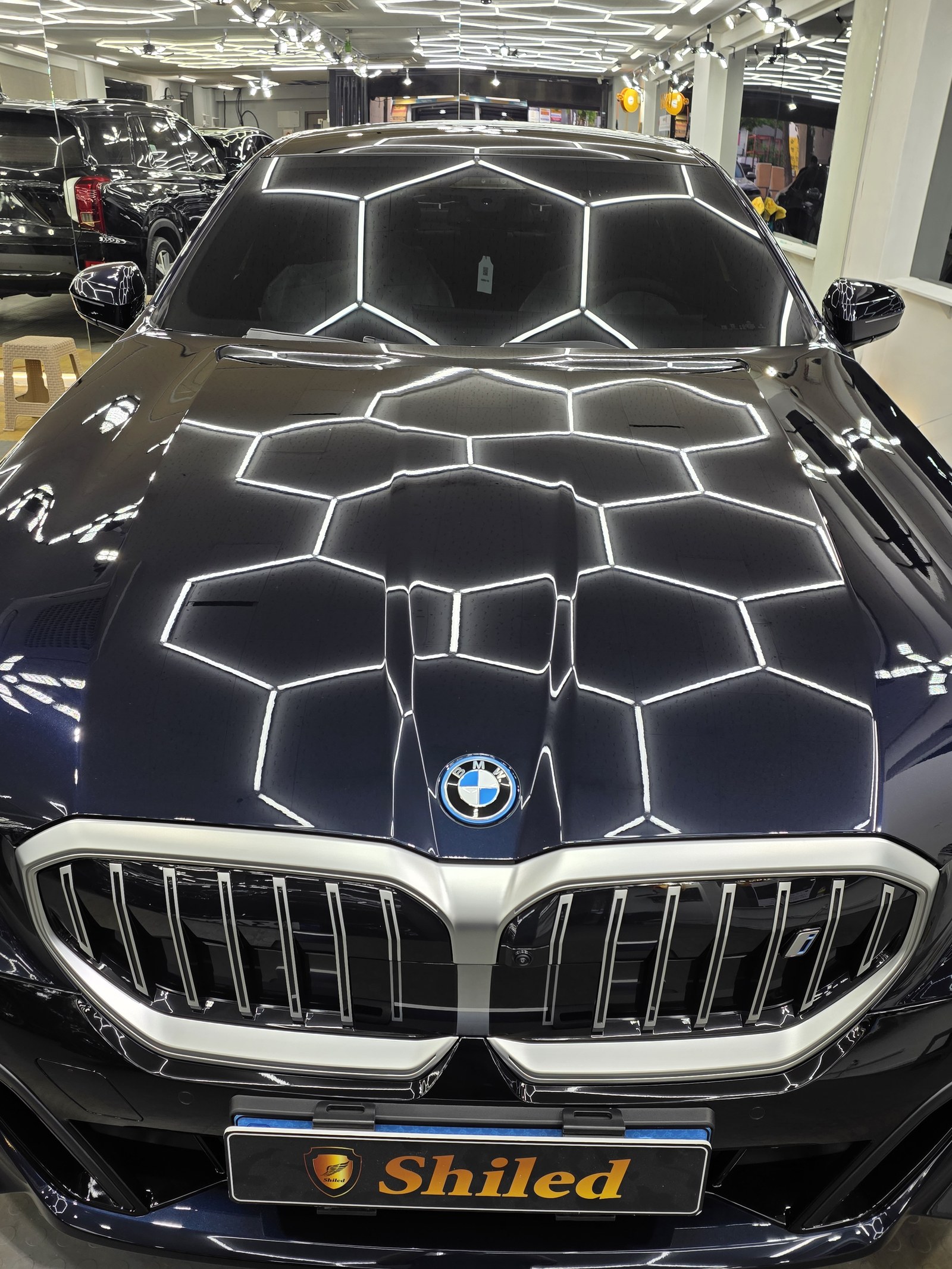 BMW i5 블루 전면 클로즈업 - 부산 전기차 유리막코팅