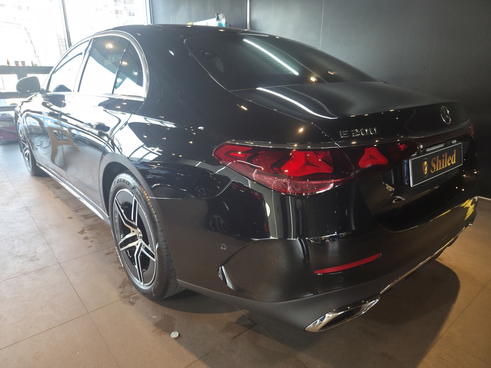 부산 벤츠 E200 블랙 신차 전측면 글로시