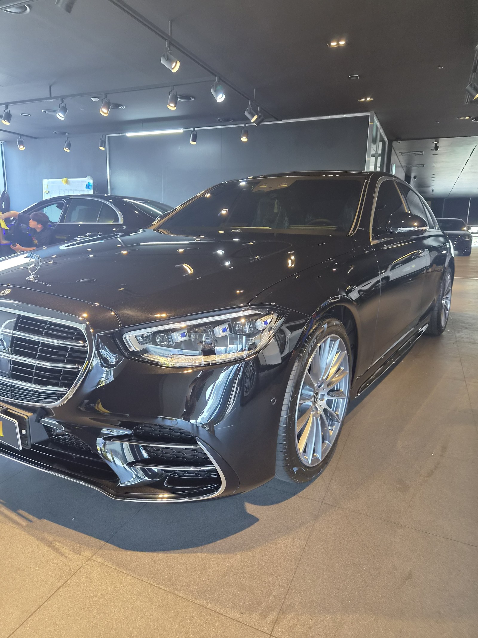 부산 벤츠 S450 블랙 신차 전측면 그릴 클로즈업