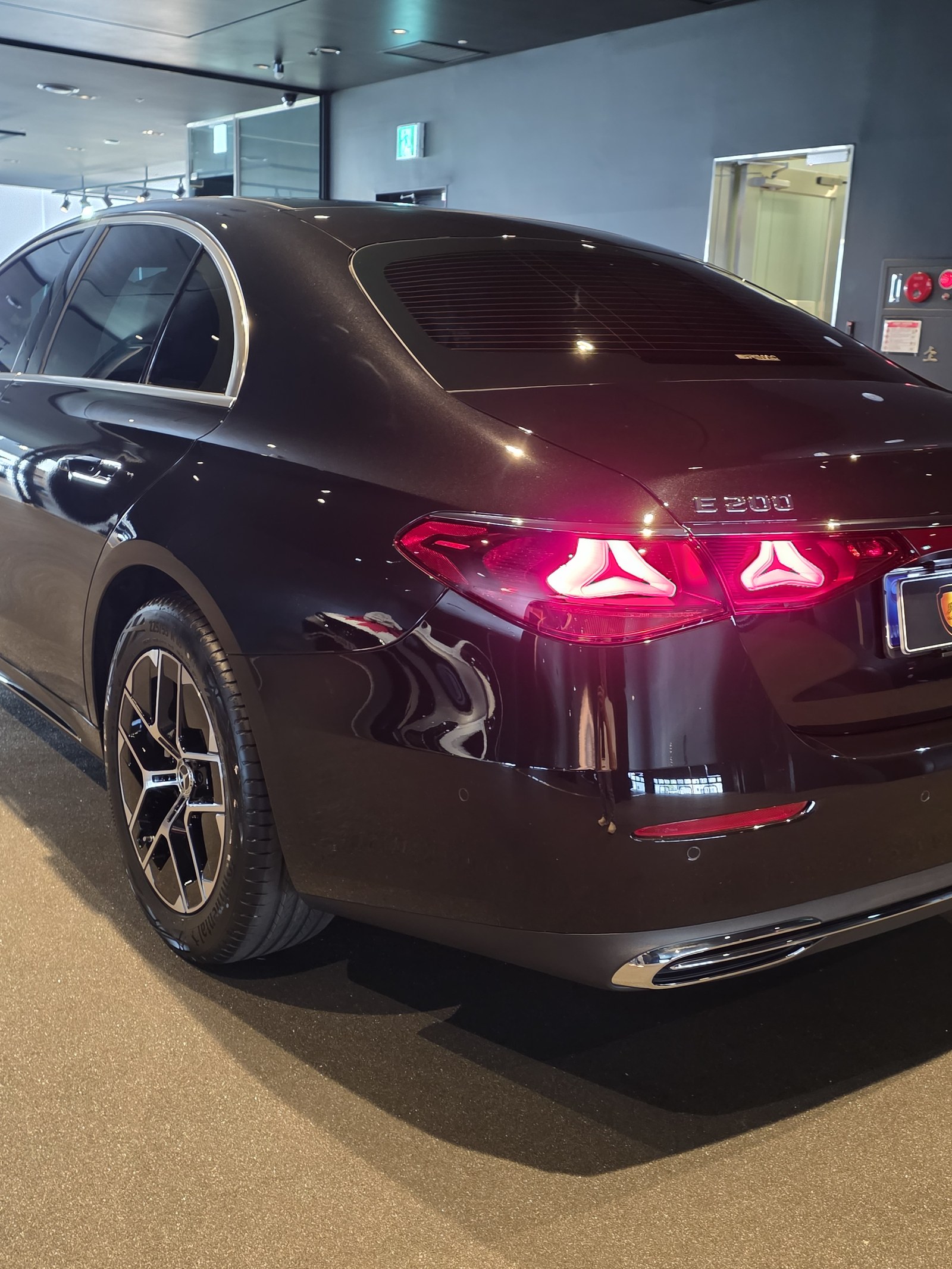 부산 벤츠 E200 블랙 신차 후측면