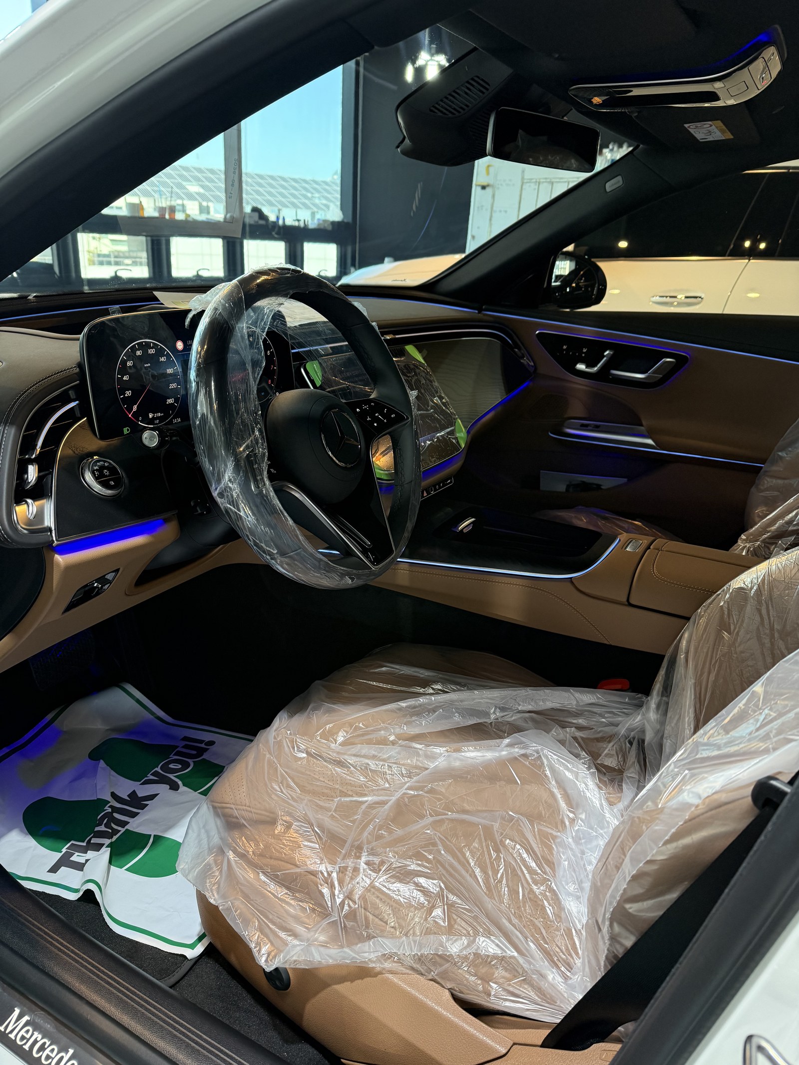 부산 벤츠 E200 신차 실내 인도 전 컨디션