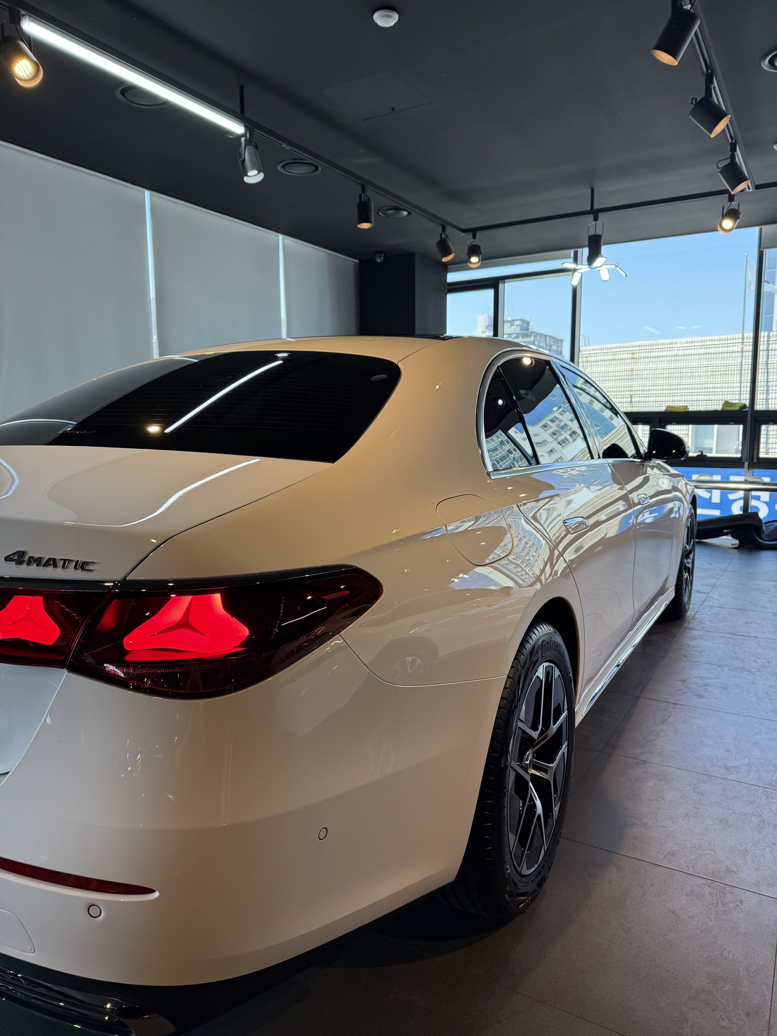 부산 벤츠 E200 화이트 신차 측후면 유리막코팅
