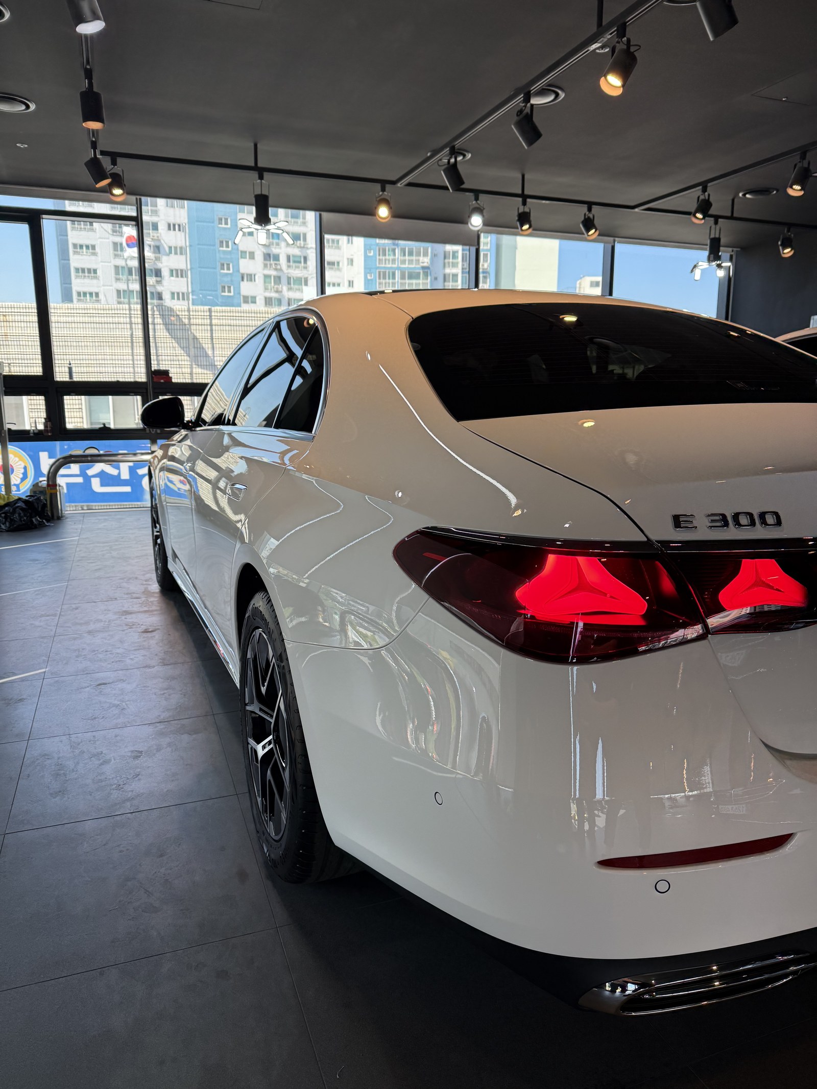 부산 벤츠 E200 화이트 신차 후측면