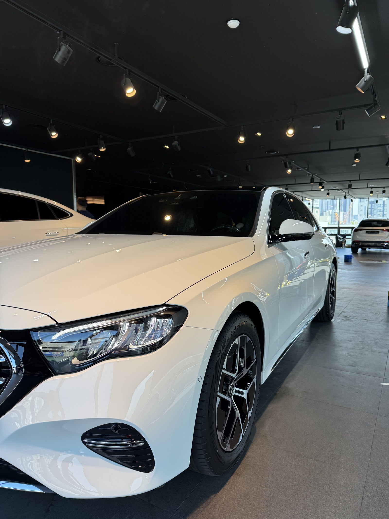 부산 벤츠 E200 화이트 신차 전측면